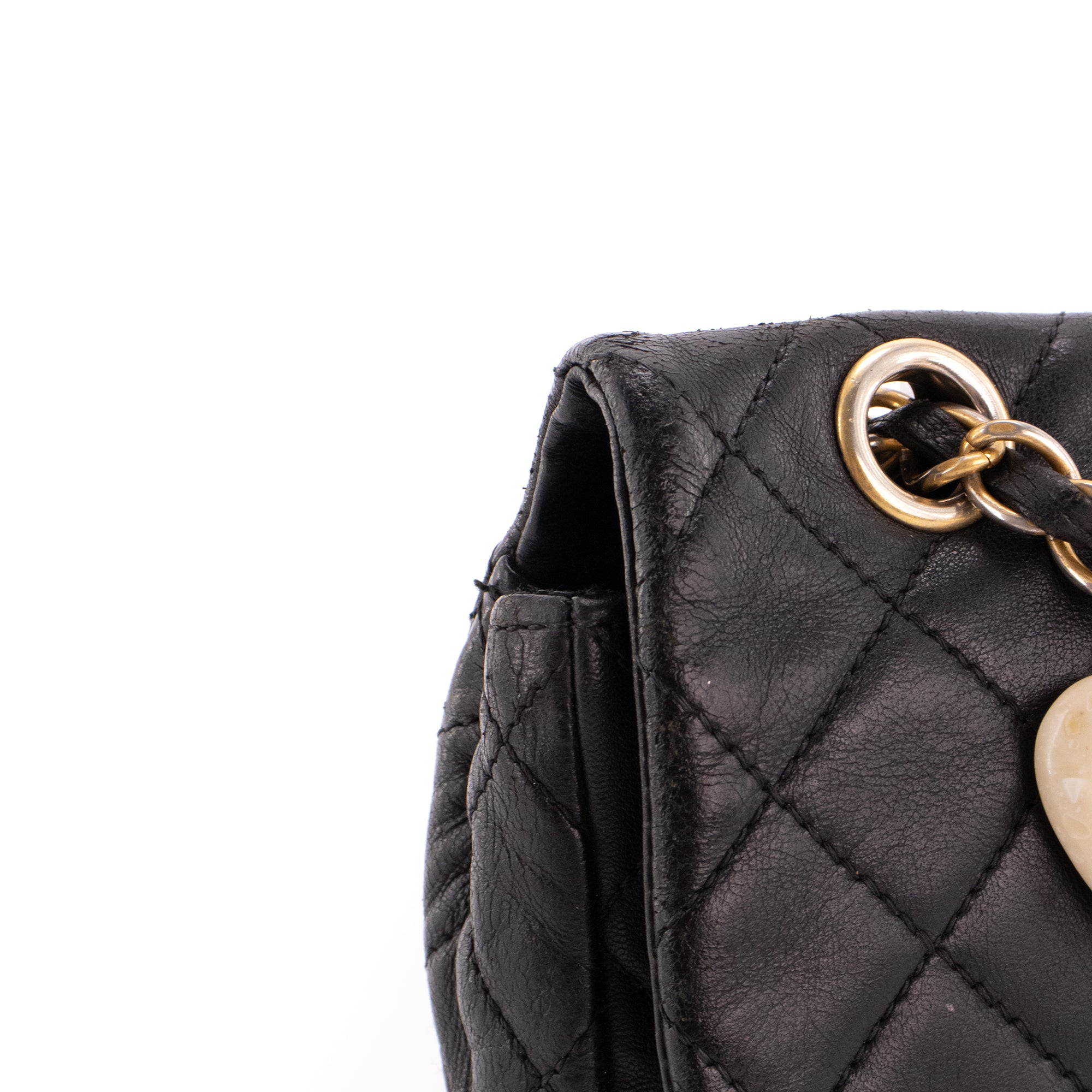 CHANEL - Sac à bandoulière Charms Valentine Chanel en cuir d'agneau noir édition limitée