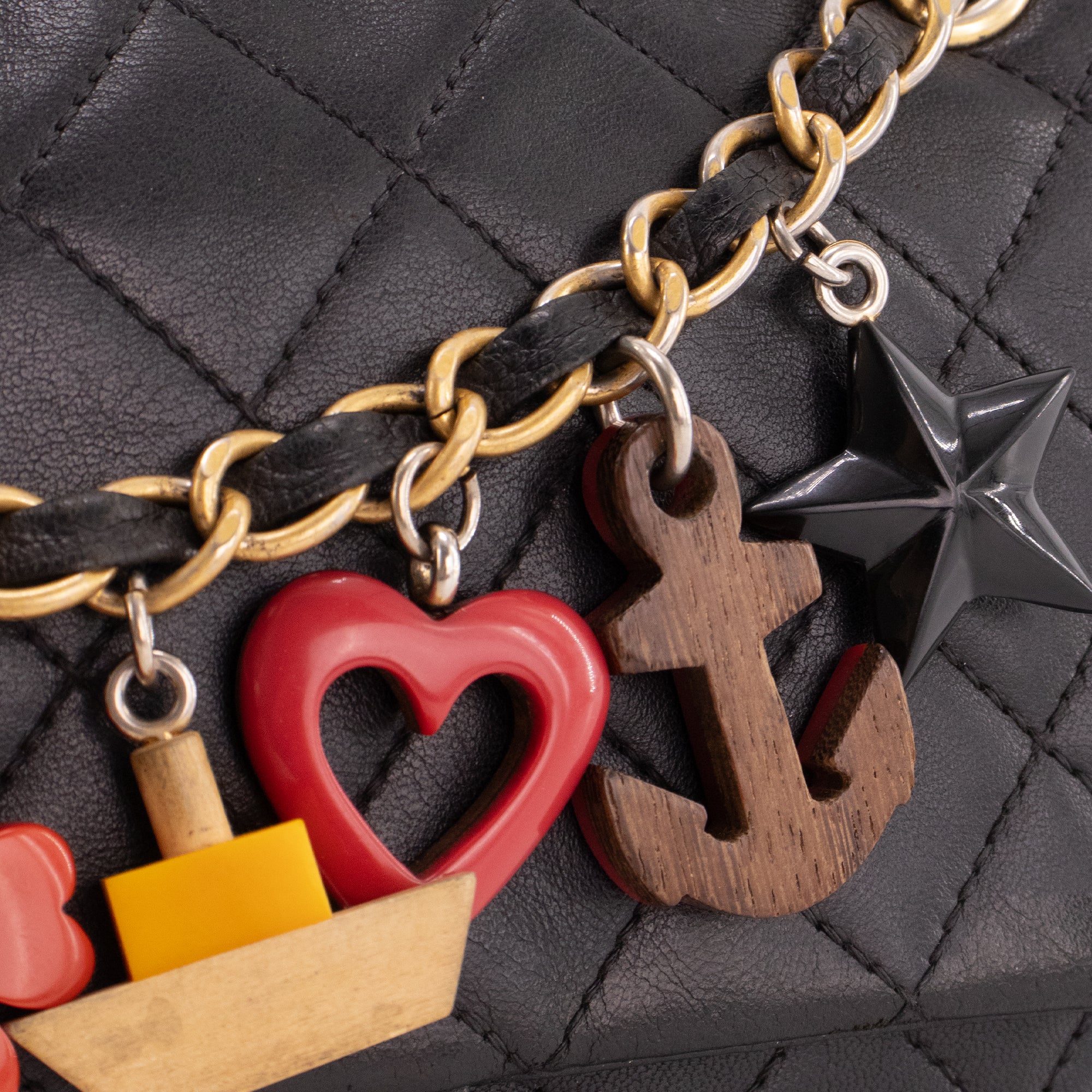 CHANEL - Sac à bandoulière Charms Valentine Chanel en cuir d'agneau noir édition limitée