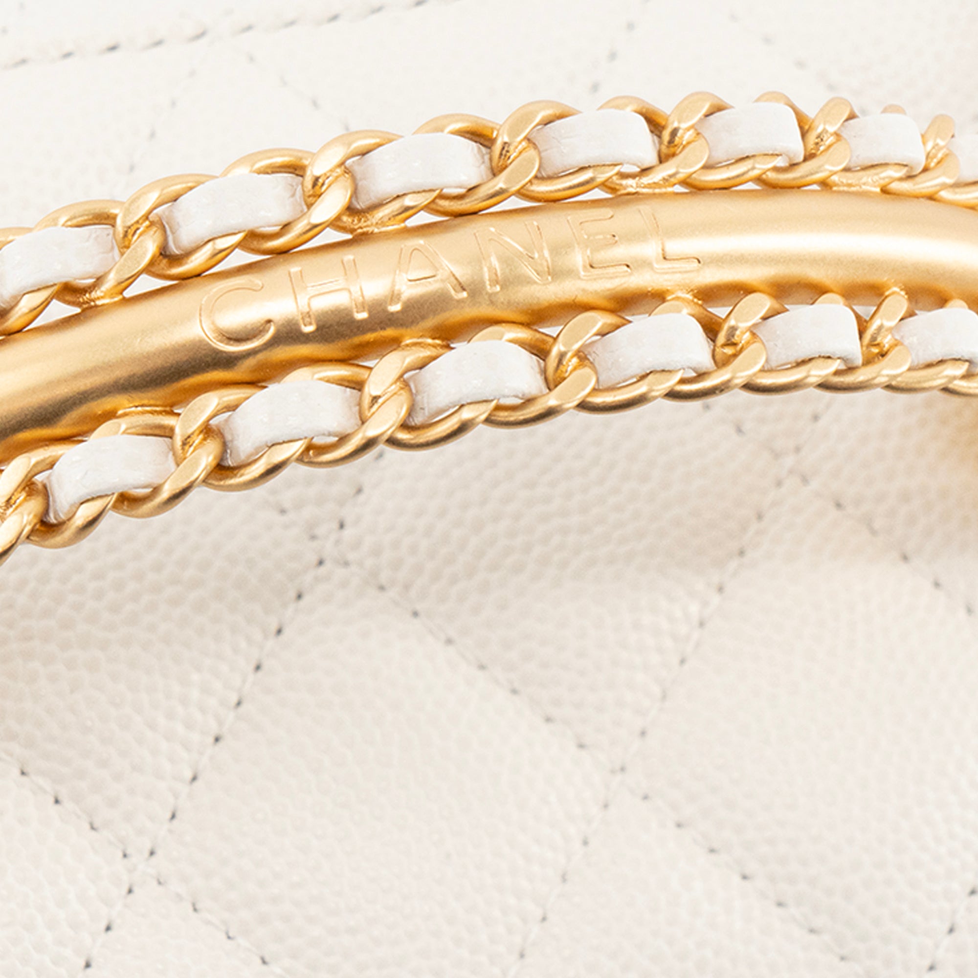 CHANEL - Sac à bandoulière Vanity Chanel en cuir caviar blanc