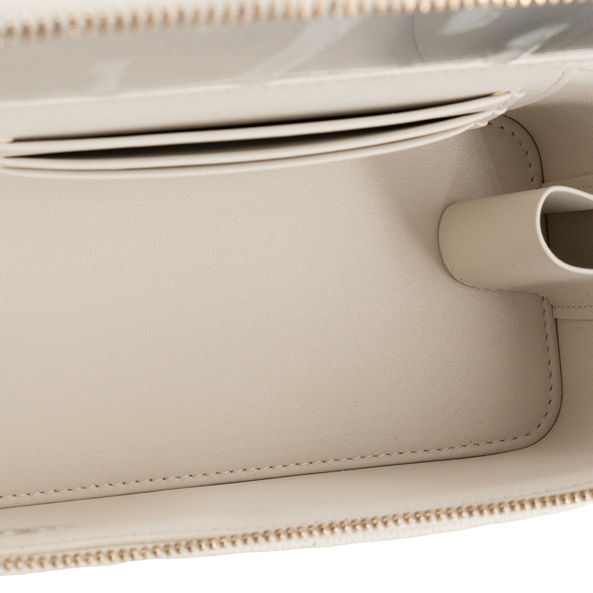 CHANEL - Sac à bandoulière Vanity Chanel en cuir caviar blanc