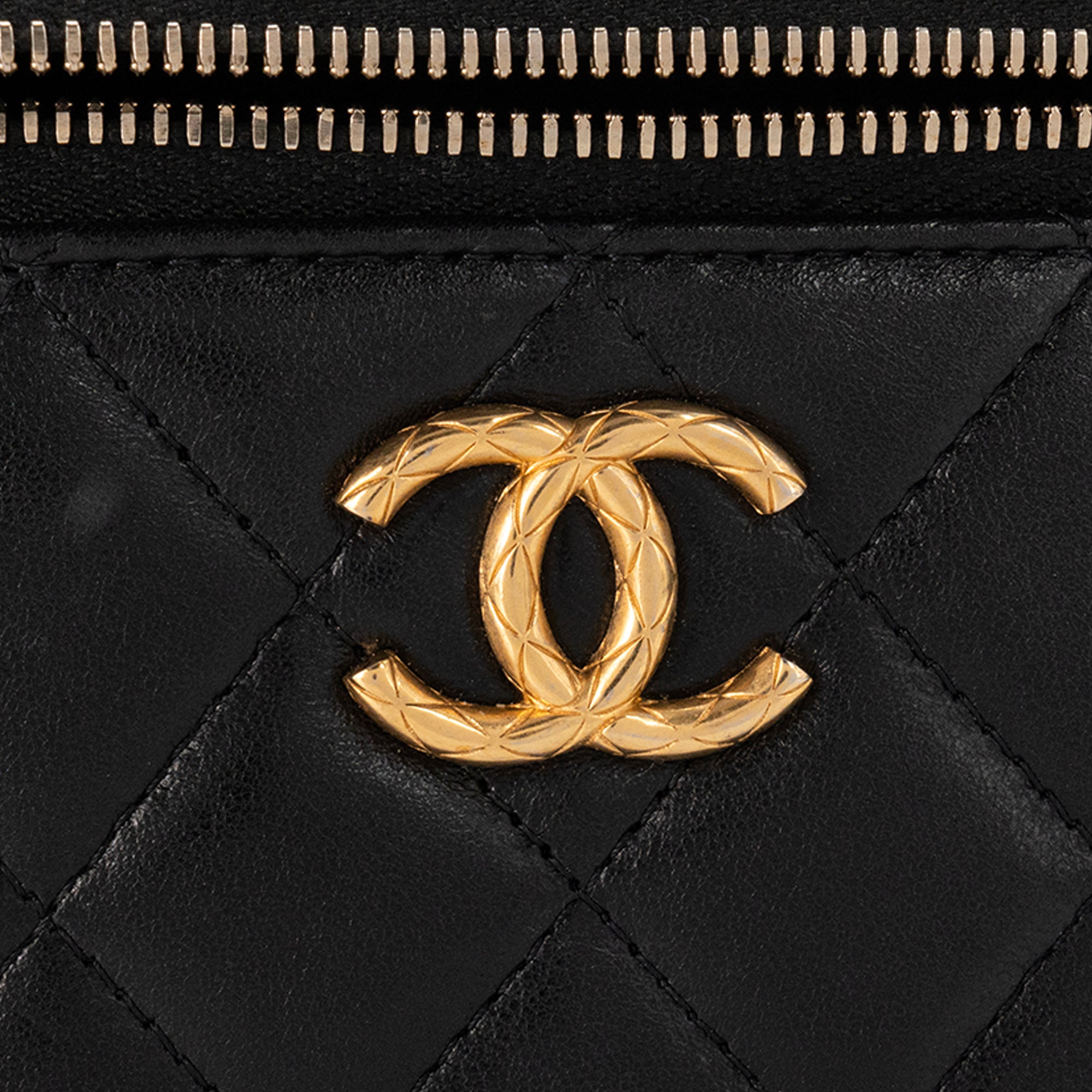 CHANEL - Sac à bandoulière Vanity Chanel en cuir lisse noir