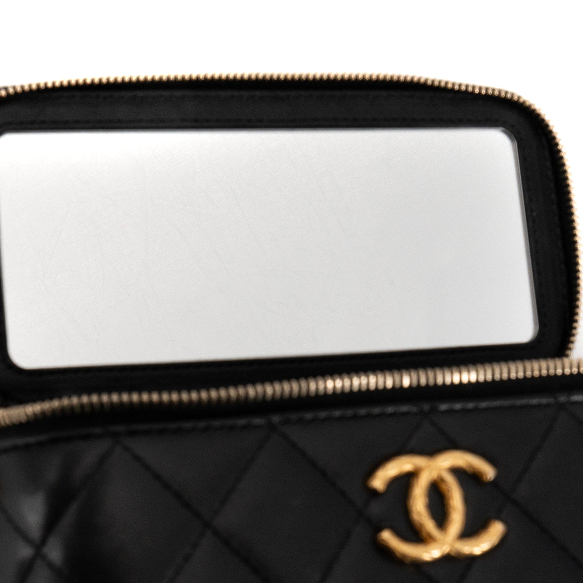CHANEL - Sac à bandoulière Vanity Chanel en cuir lisse noir