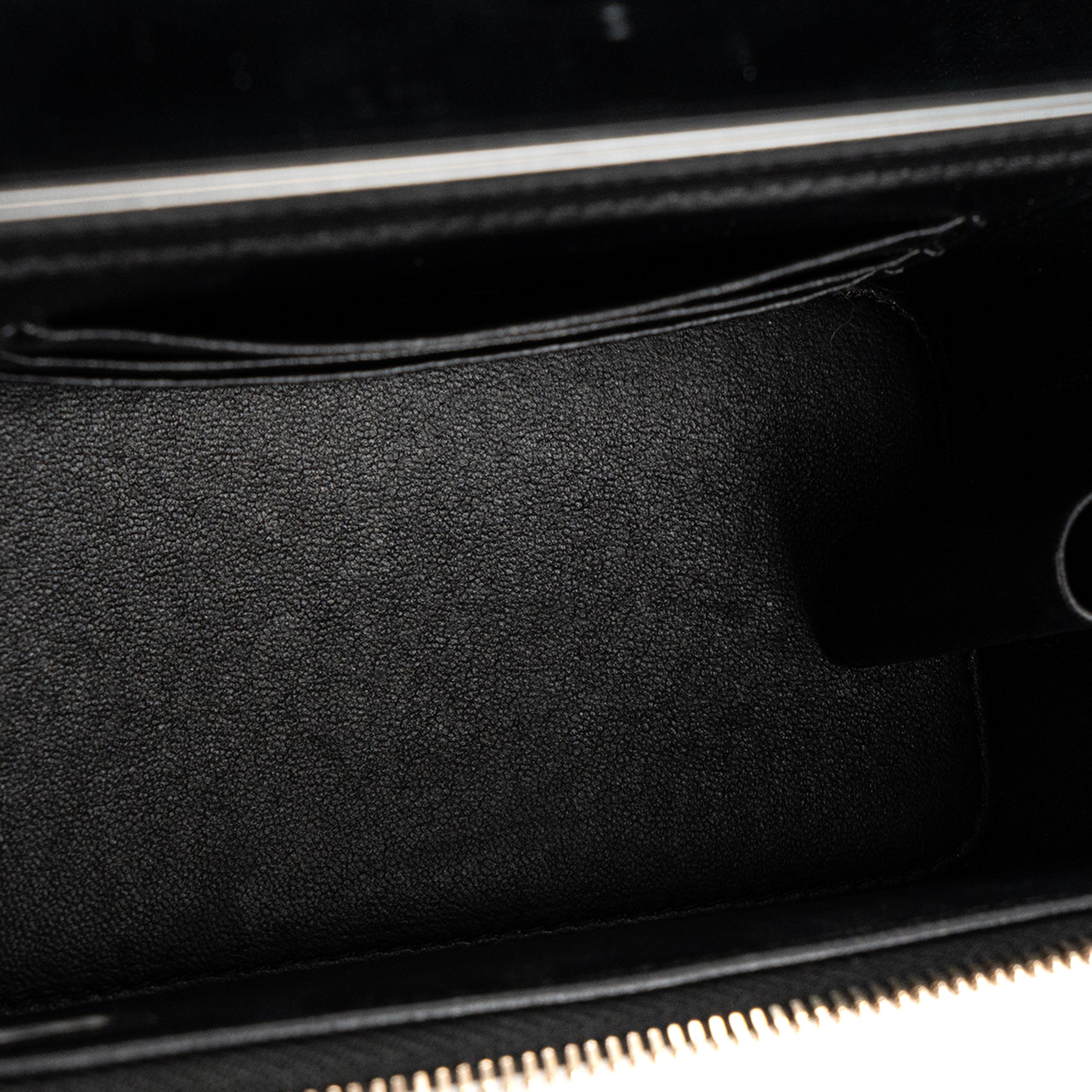 CHANEL - Sac à bandoulière Vanity Chanel en cuir lisse noir