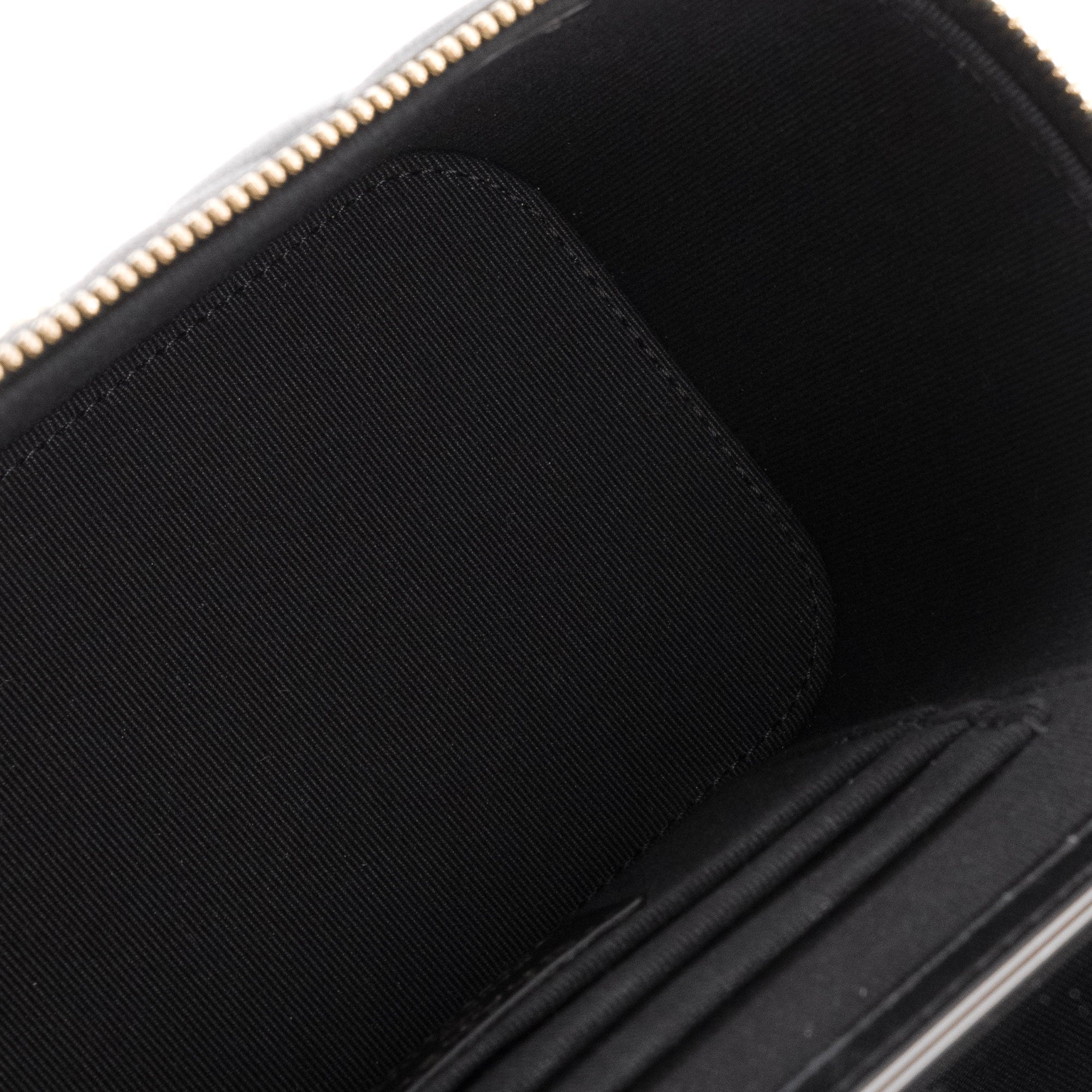 CHANEL - Sac à bandoulière Vanity Chanel en cuir lisse noir