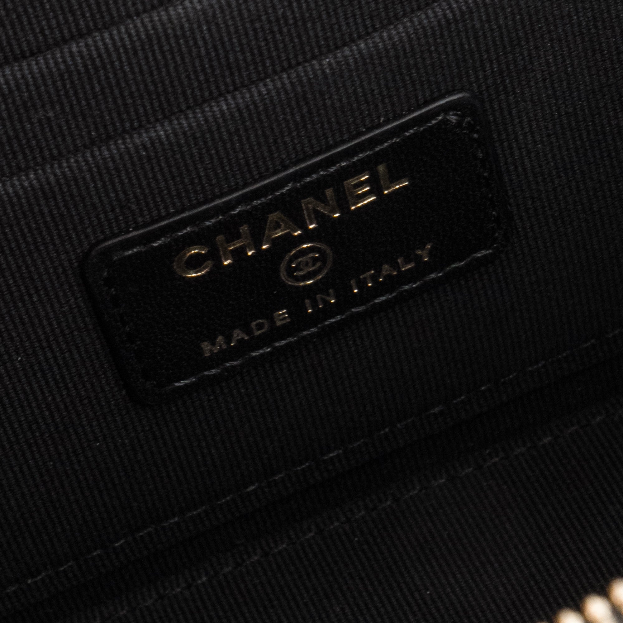 CHANEL - Sac à bandoulière Vanity Chanel en cuir lisse noir