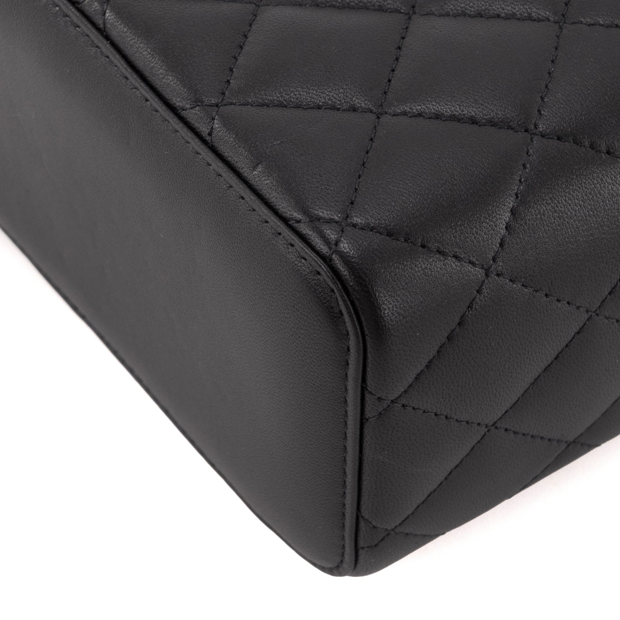 CHANEL - Sac à bandoulière Vanity Chanel en cuir lisse noir