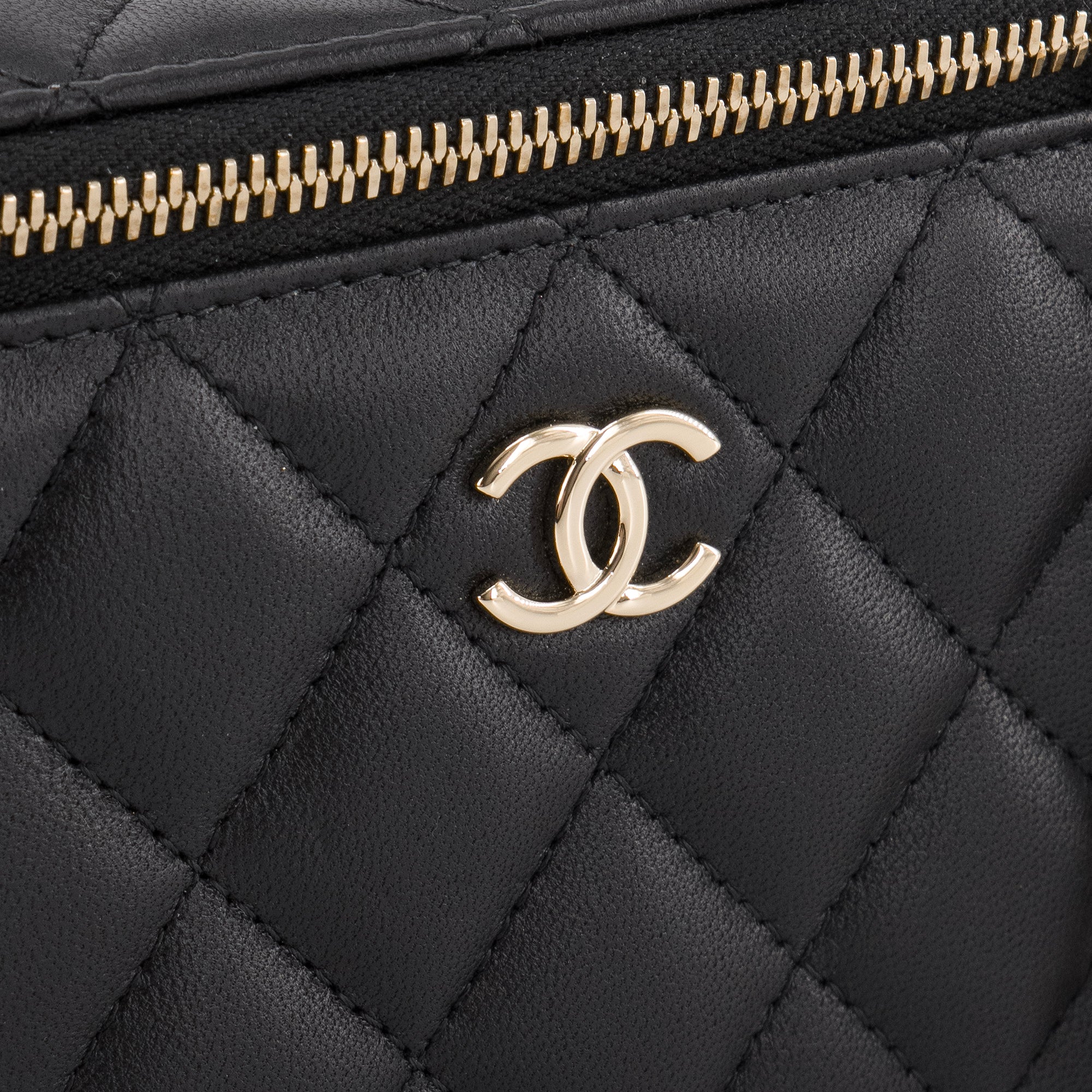 CHANEL - Sac à bandoulière Vanity Chanel en cuir lisse noir
