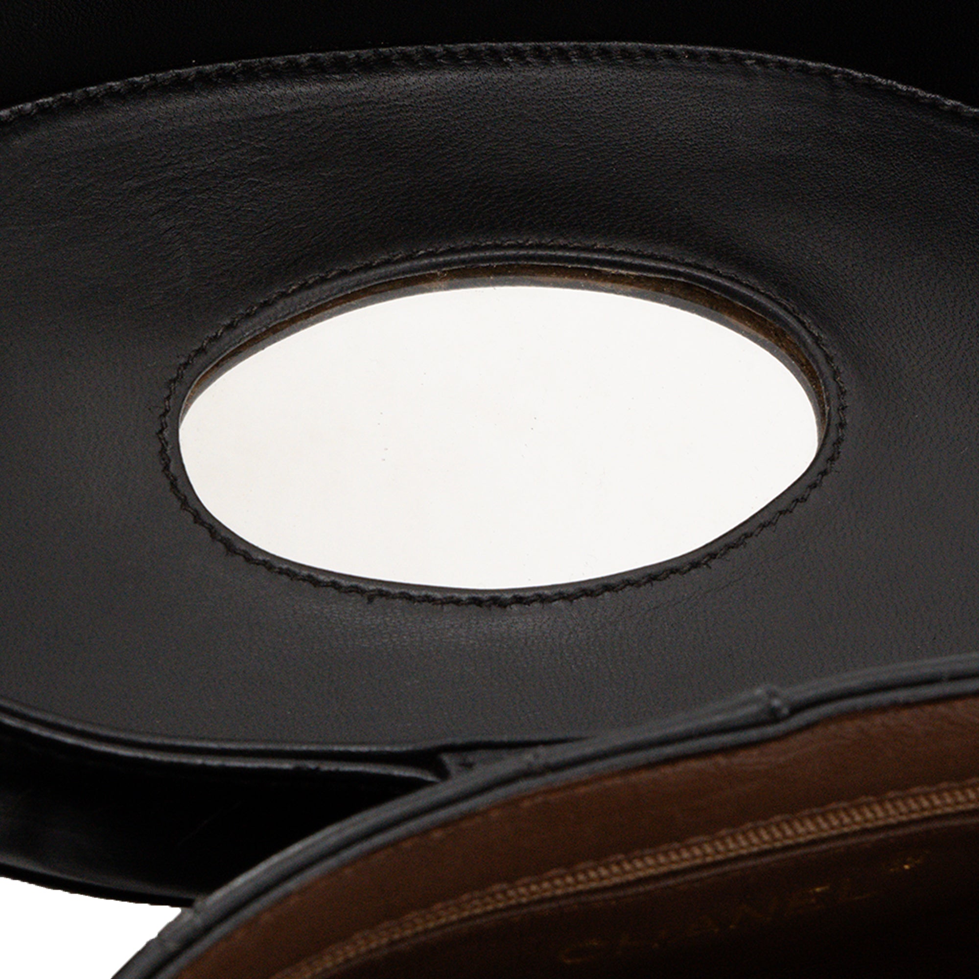 CHANEL - Sac à bandoulière Vanity Chanel en cuir lisse noir vintage