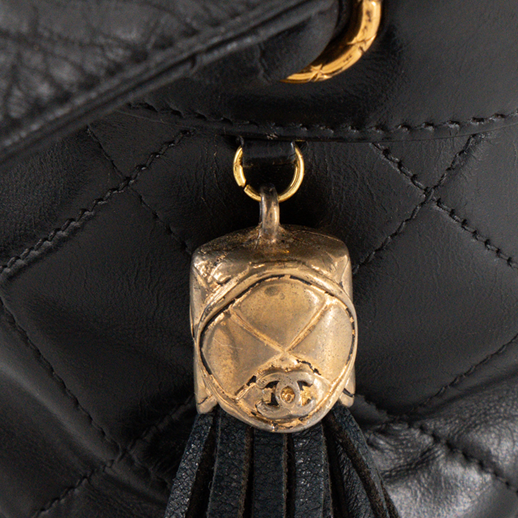 CHANEL - Sac à bandoulière Vanity Chanel en cuir lisse noir vintage