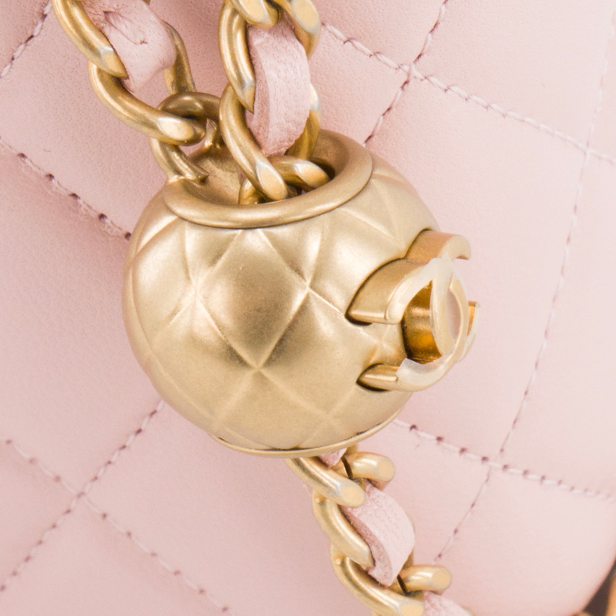 CHANEL - Sac à bandoulière Vanity Chanel en cuir lisse rose