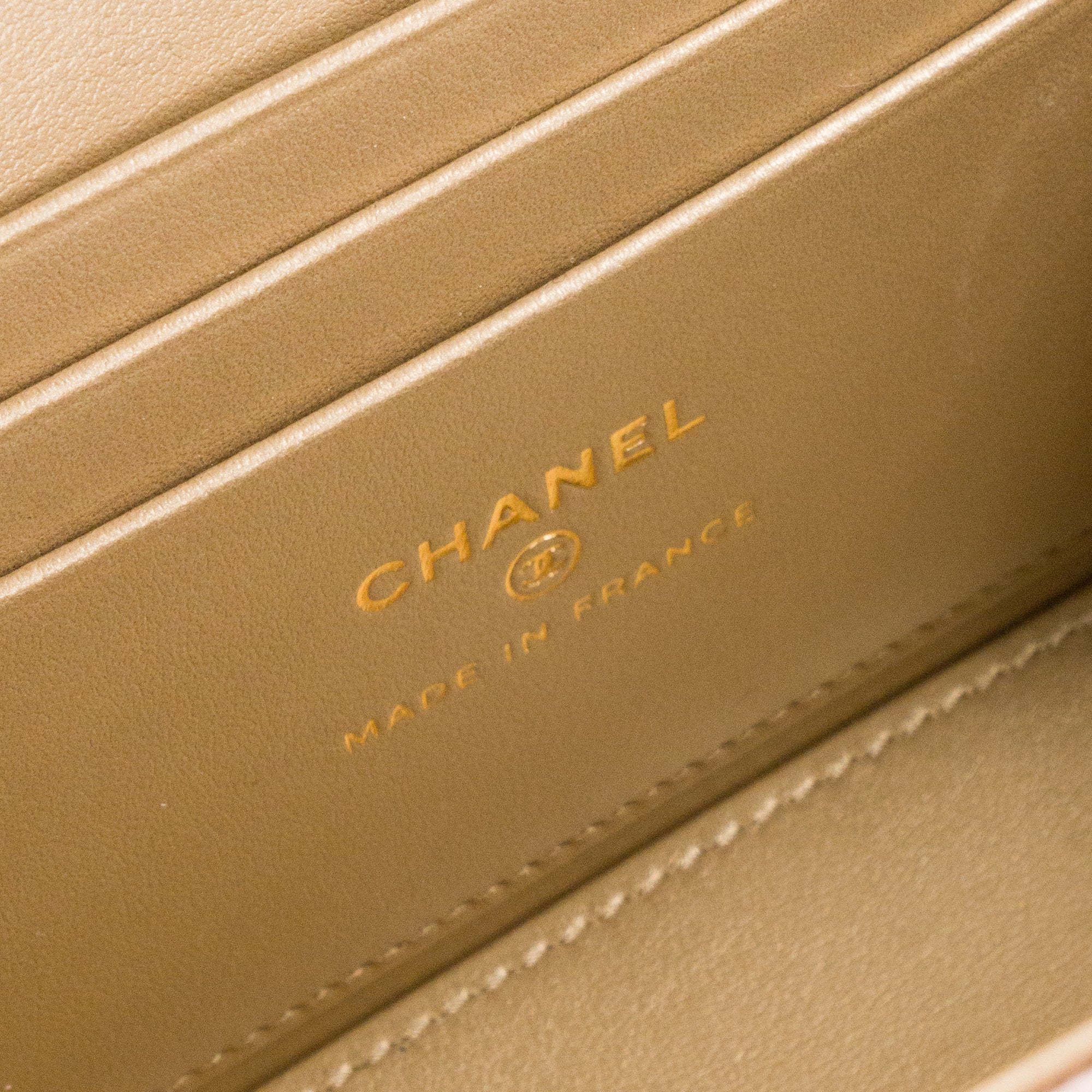 CHANEL - Sac à bandoulière Vanity Chanel en cuir lisse rose