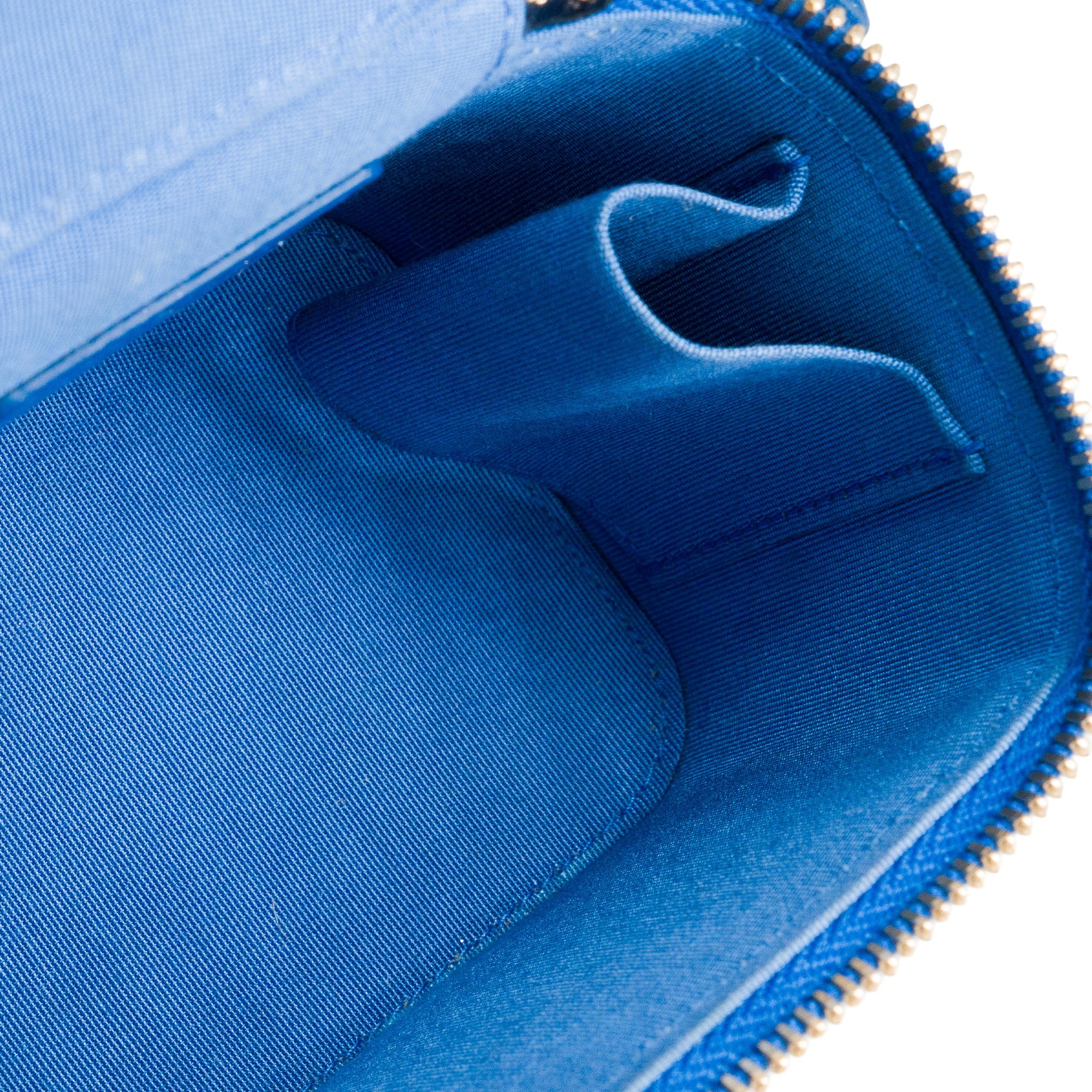 CHANEL - Sac à bandoulière Vanity mini Chanel en raphia bleu et beige