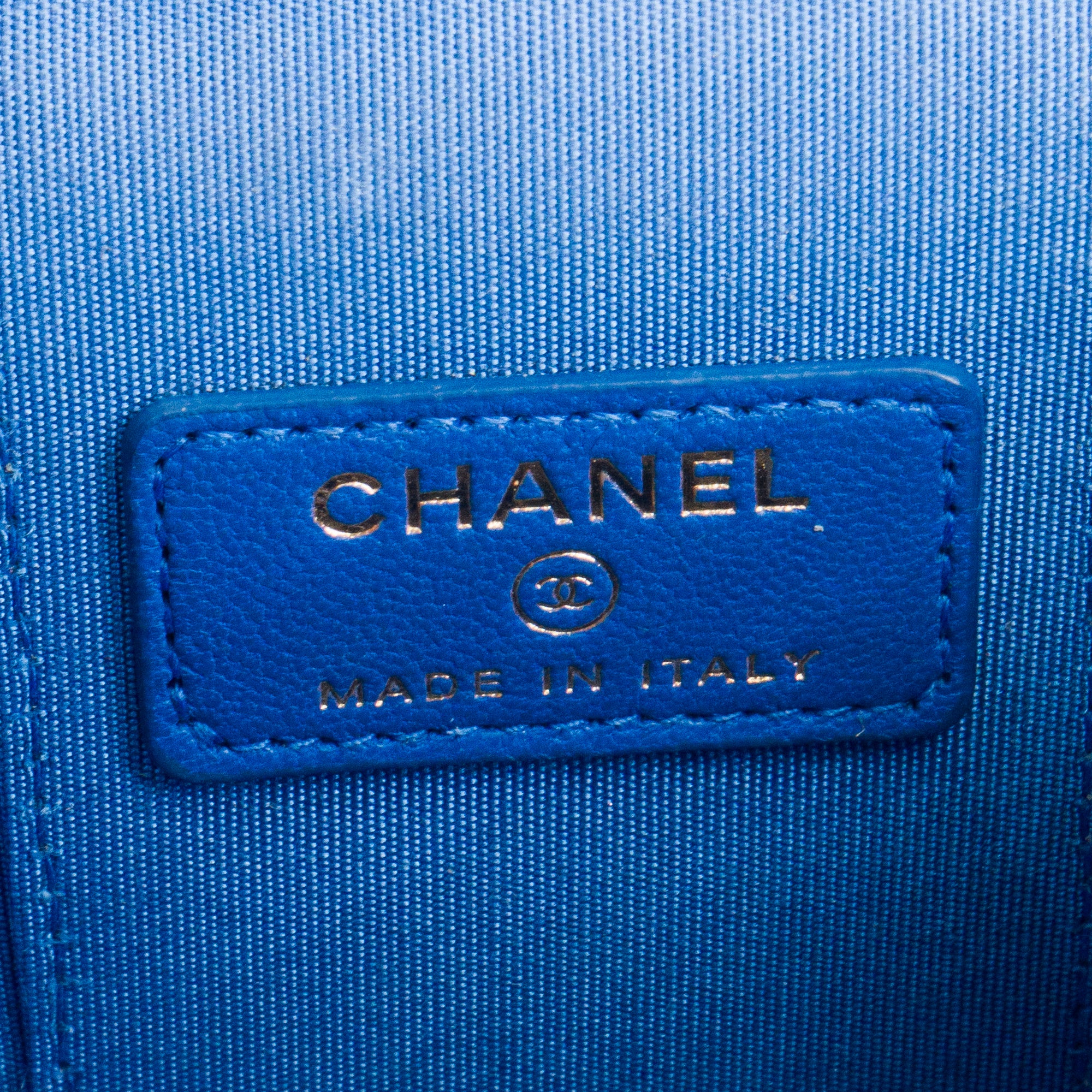 CHANEL - Sac à bandoulière Vanity mini Chanel en raphia bleu et beige