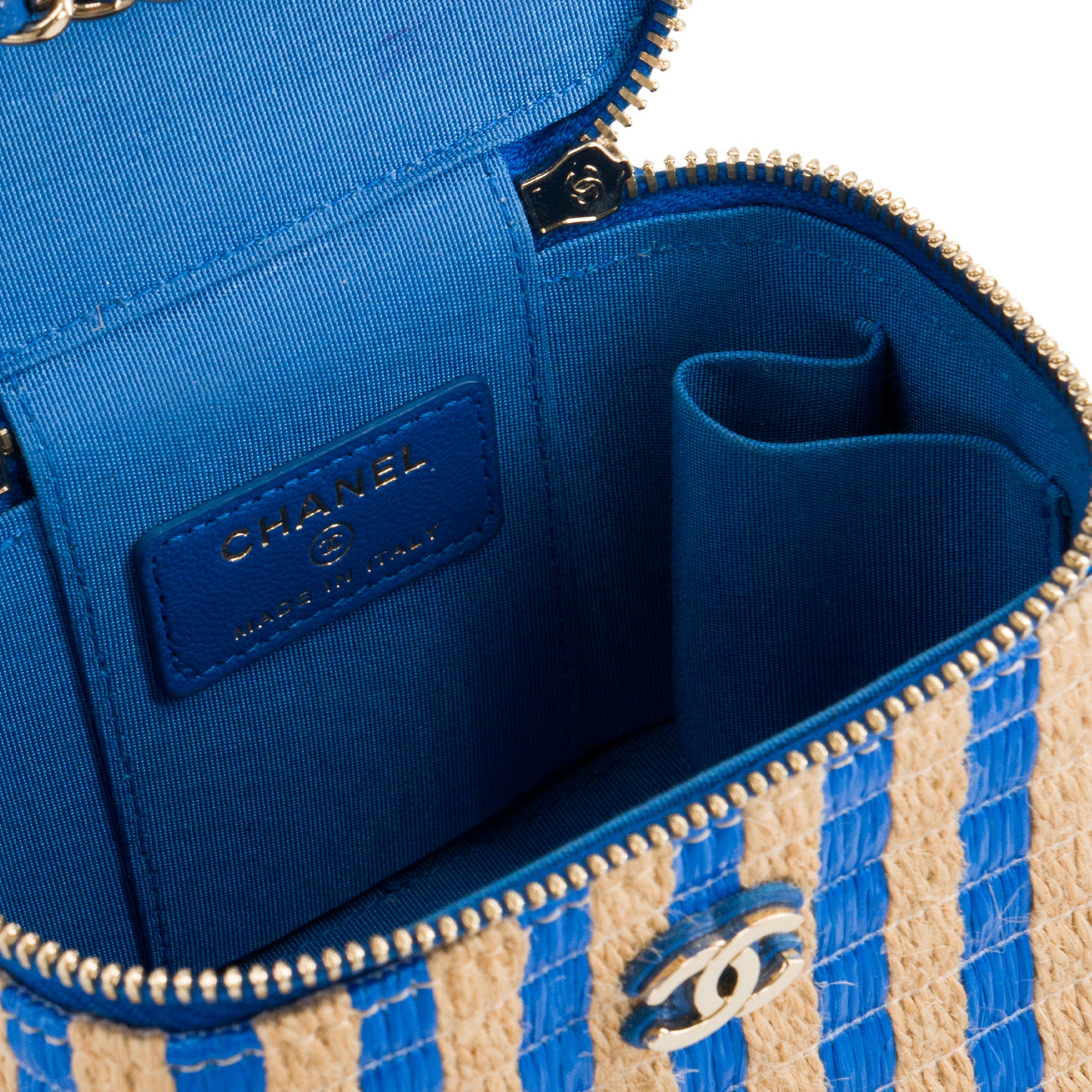 CHANEL - Sac à bandoulière Vanity mini Chanel en raphia bleu et beige