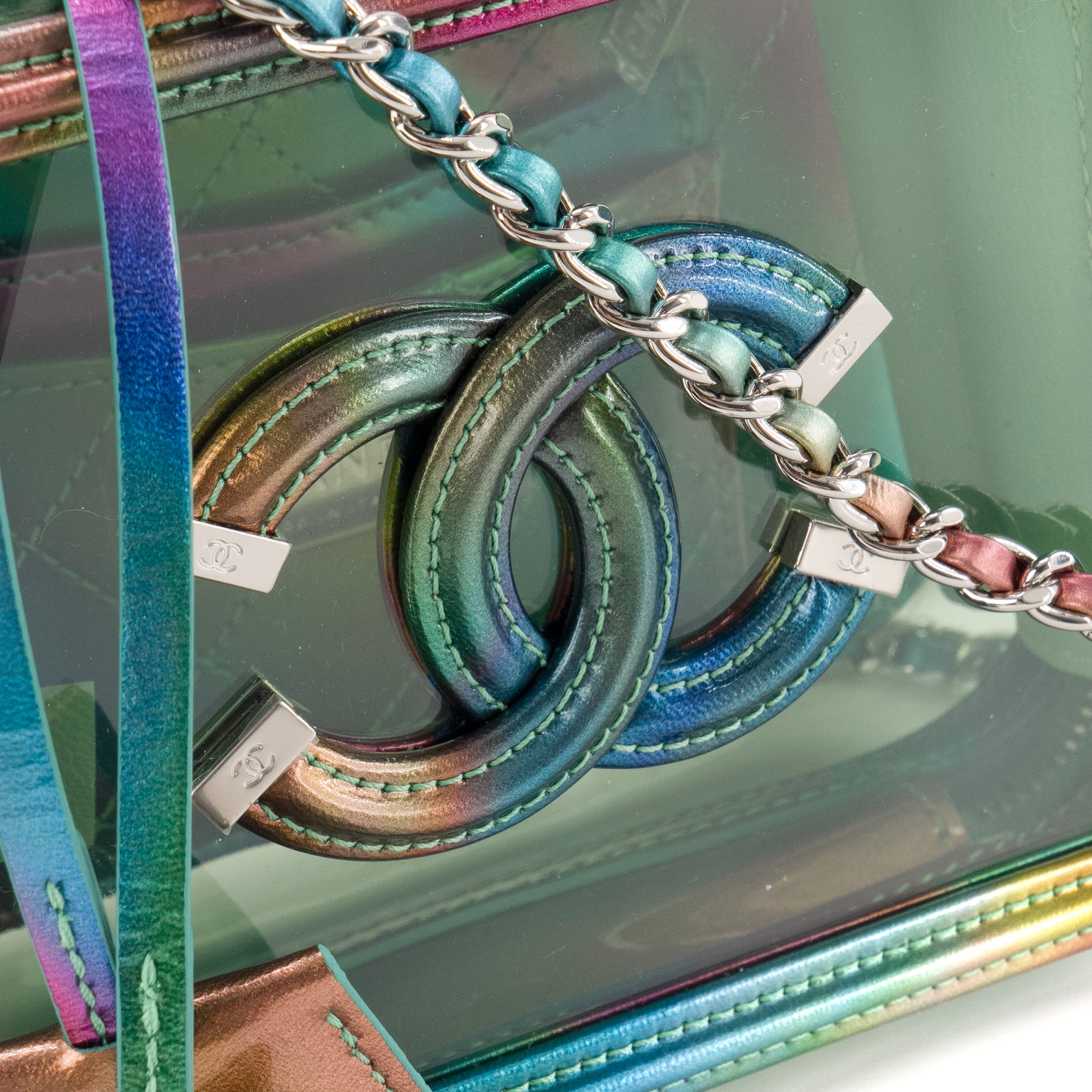 CHANEL - Sac à bandoulière Vanity Rainbow Chanel en pvc et cuir iridescent édition limitée