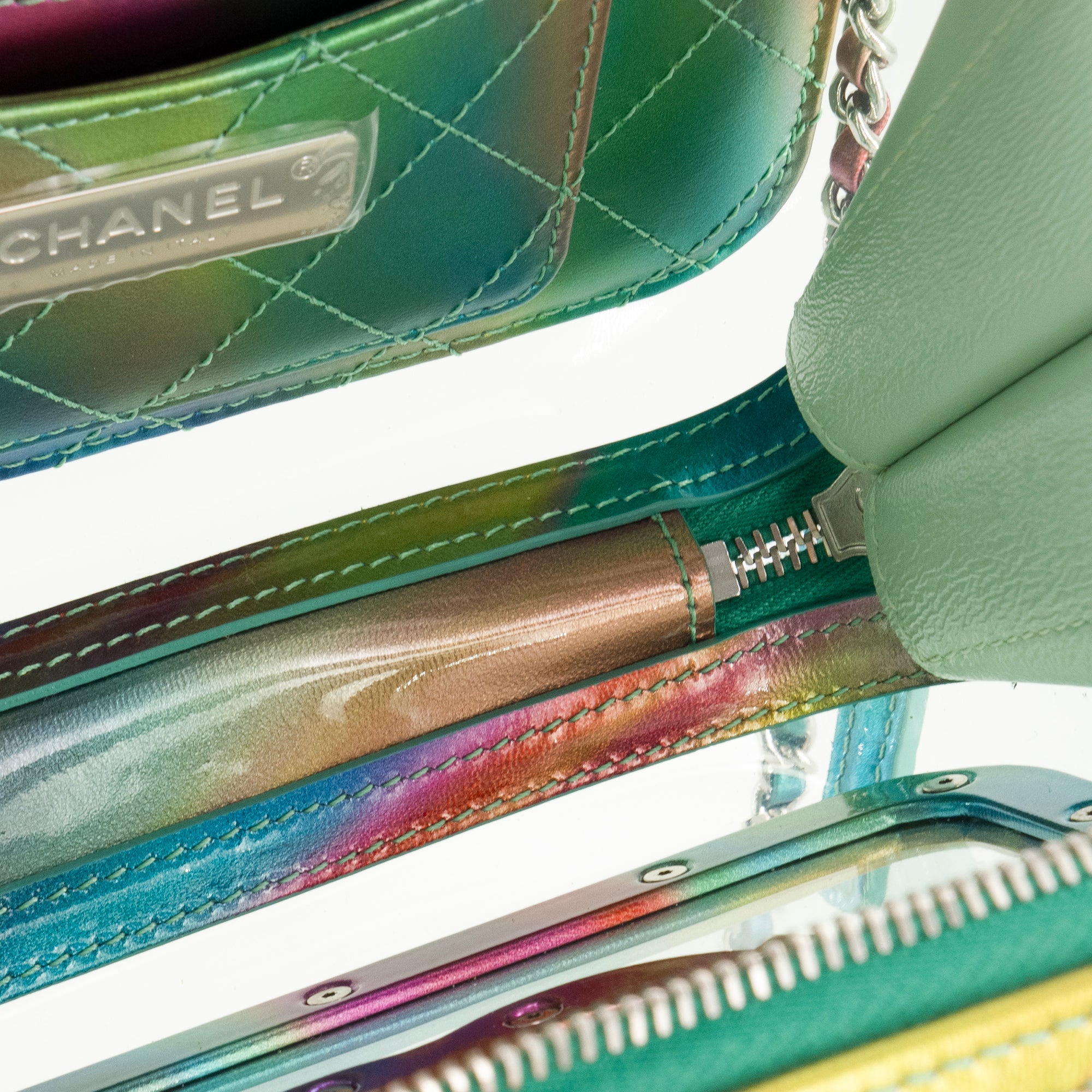 CHANEL - Sac à bandoulière Vanity Rainbow Chanel en pvc et cuir iridescent édition limitée