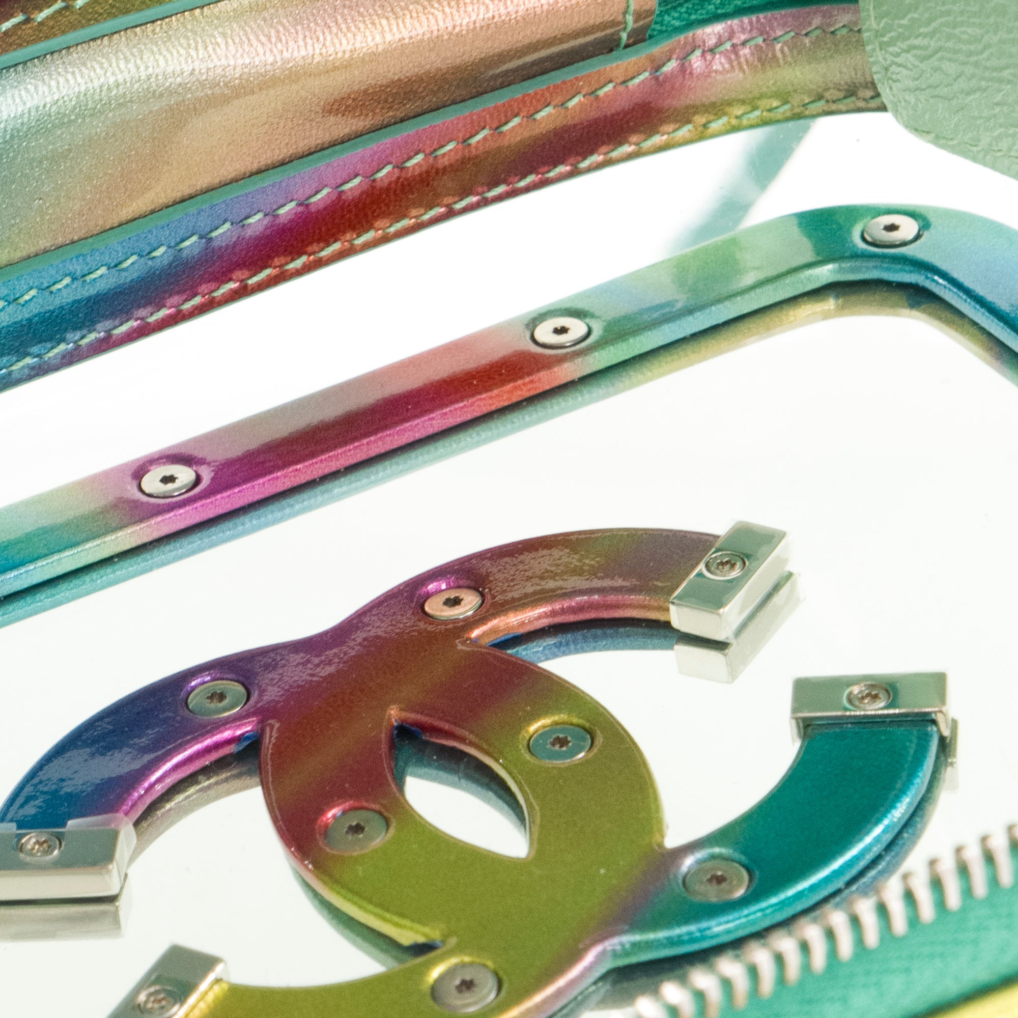 CHANEL - Sac à bandoulière Vanity Rainbow Chanel en pvc et cuir iridescent édition limitée