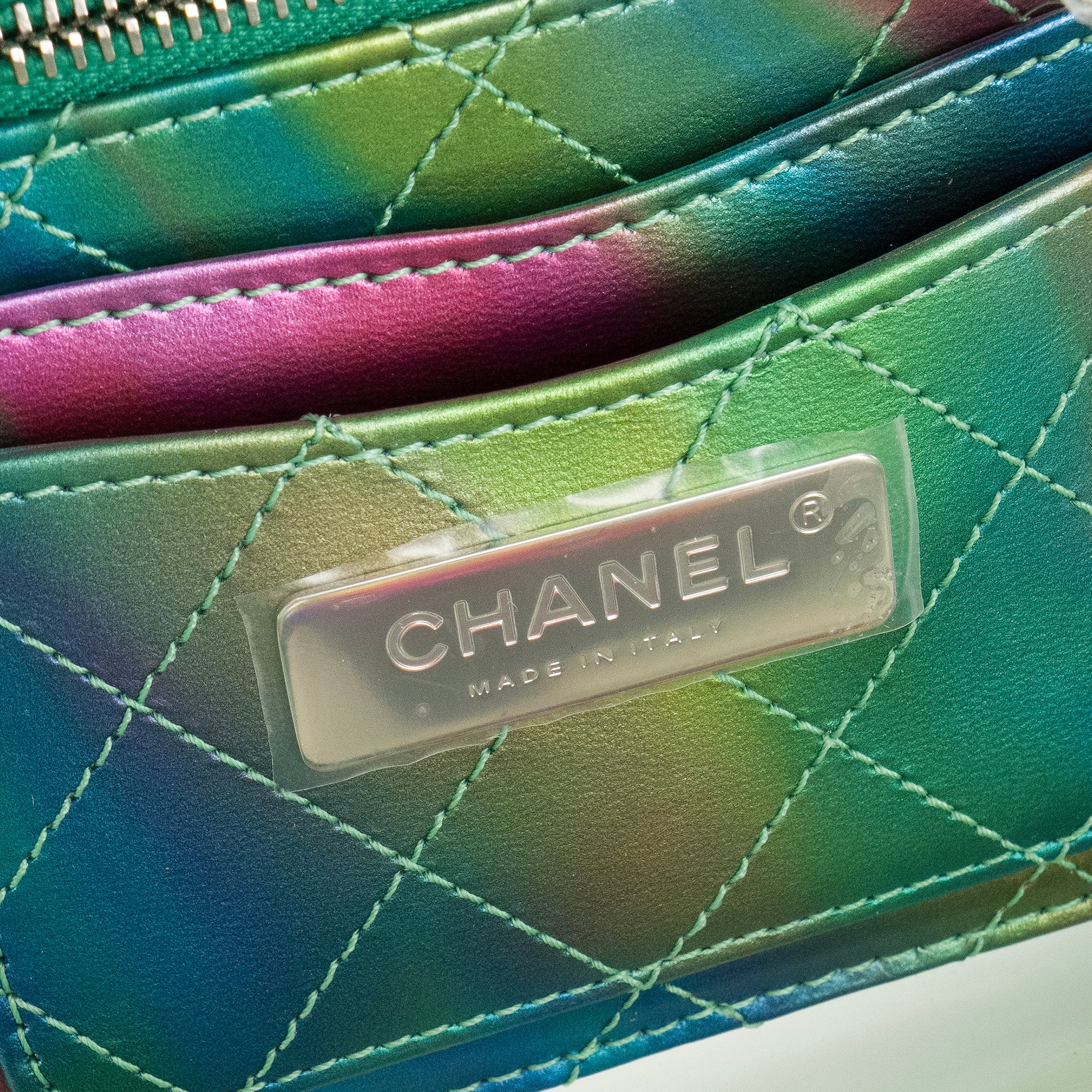 CHANEL - Sac à bandoulière Vanity Rainbow Chanel en pvc et cuir iridescent édition limitée