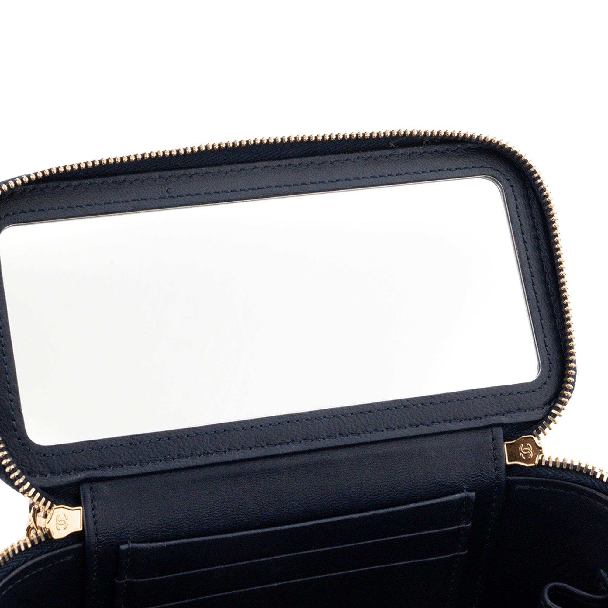 CHANEL - Sac à bandoulière Vanity Top Handle Chanel en cuir lisse bleu marine