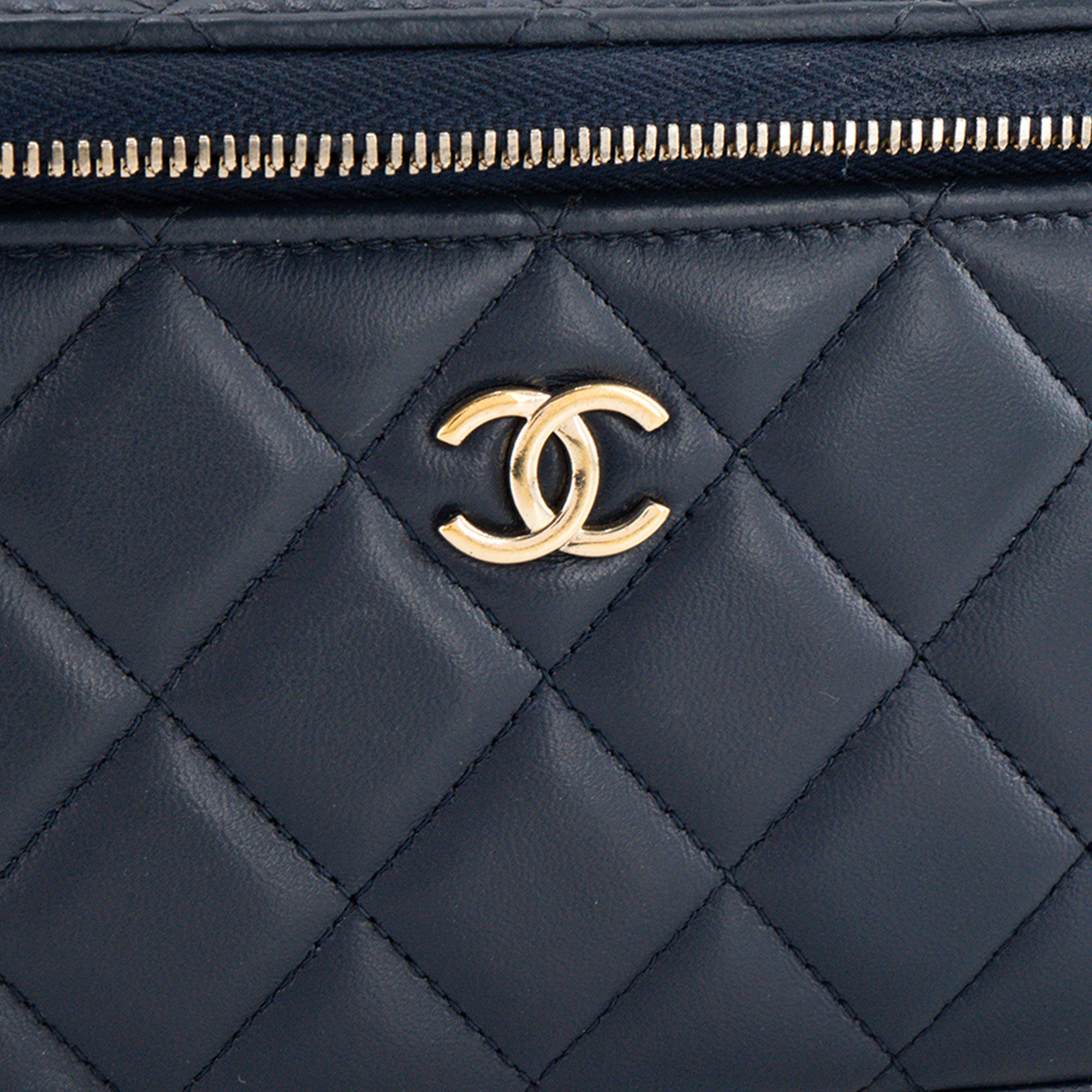 CHANEL - Sac à bandoulière Vanity Top Handle Chanel en cuir lisse bleu marine