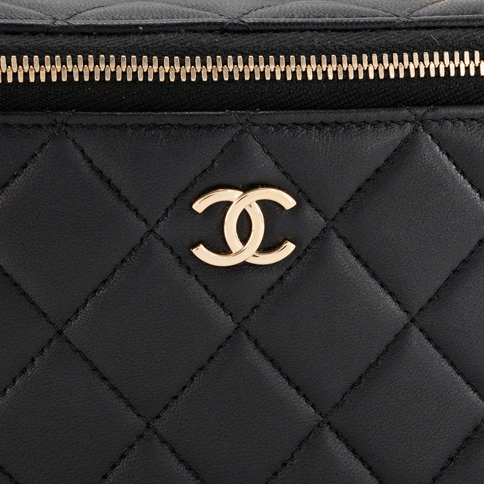 CHANEL - Sac à bandoulière Vanity Top Handle Chanel en cuir lisse noir