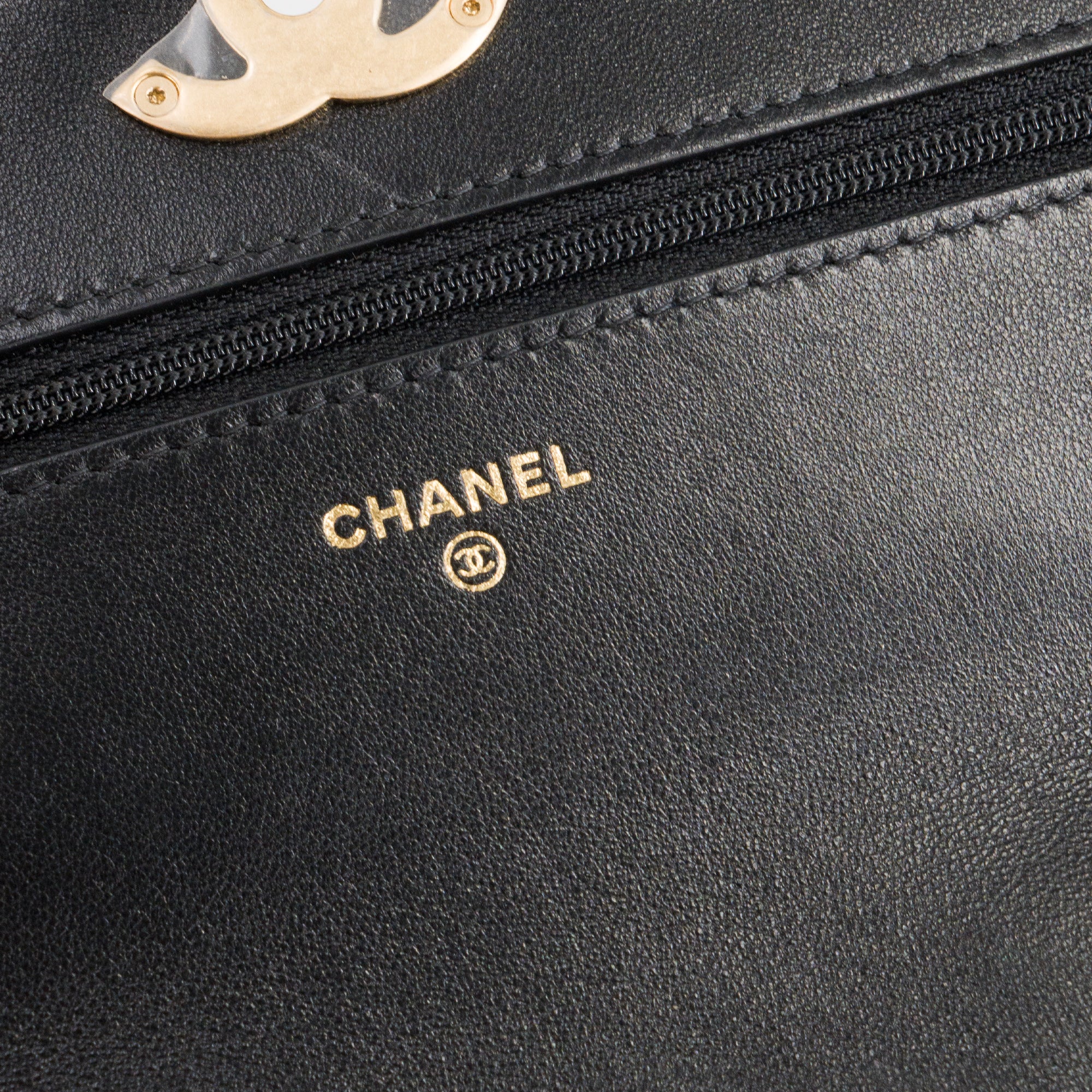 CHANEL - Sac à bandoulière Wallet On Chain 19 Chanel en cuir lisse noir