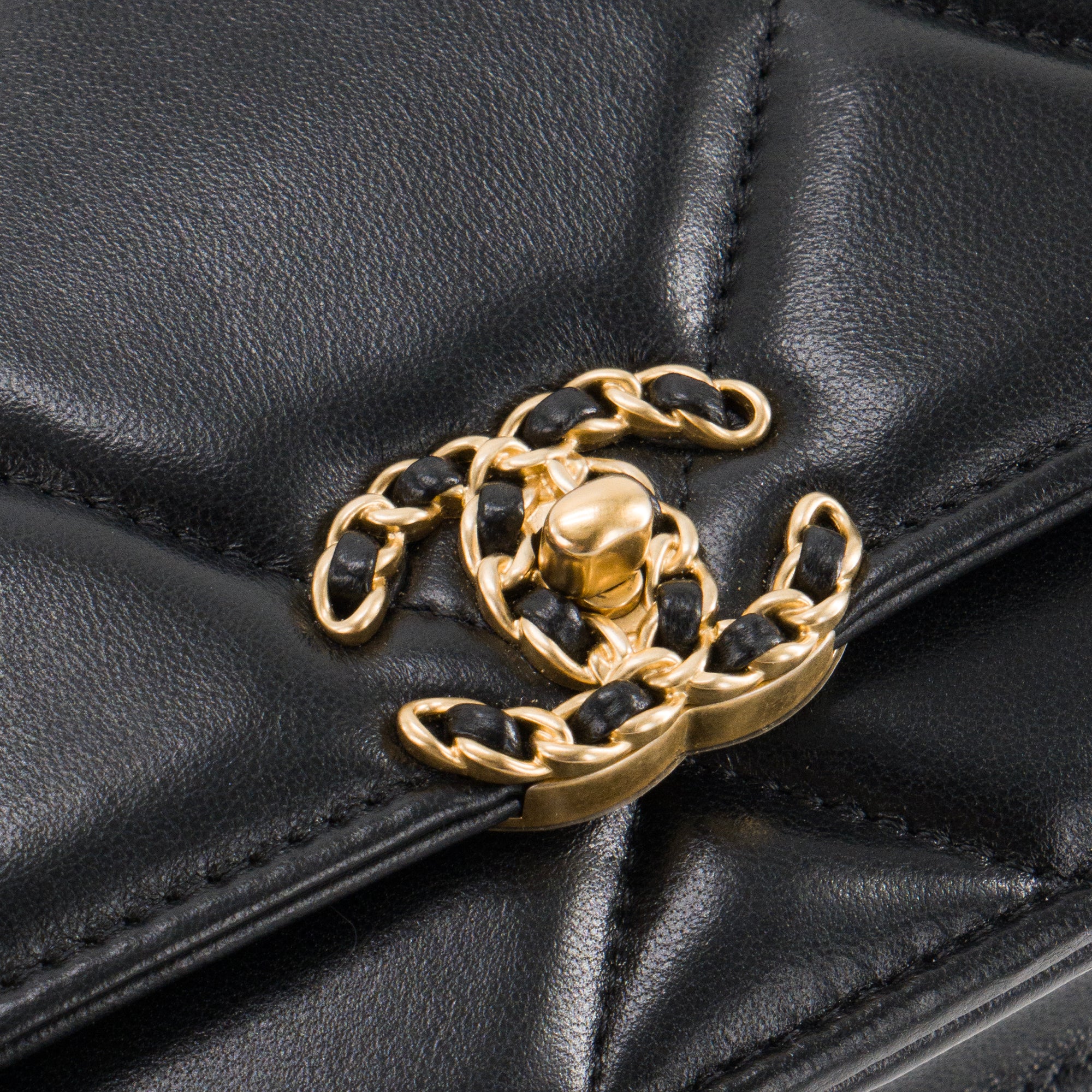 CHANEL - Sac à bandoulière Wallet On Chain 19 Chanel en cuir lisse noir