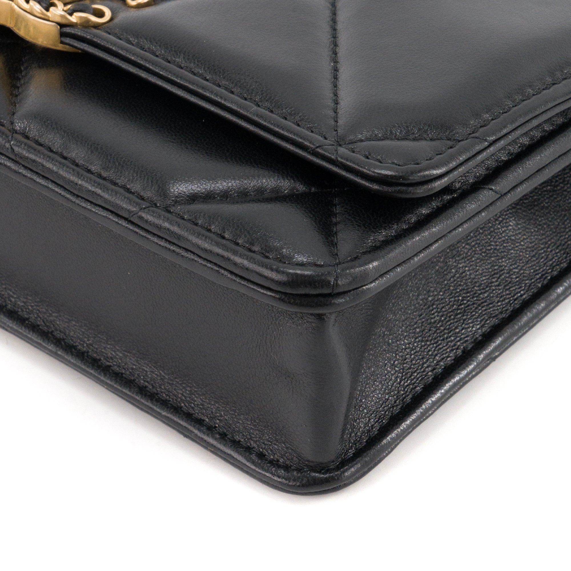 CHANEL - Sac à bandoulière Wallet On Chain 19 Chanel en cuir lisse noir