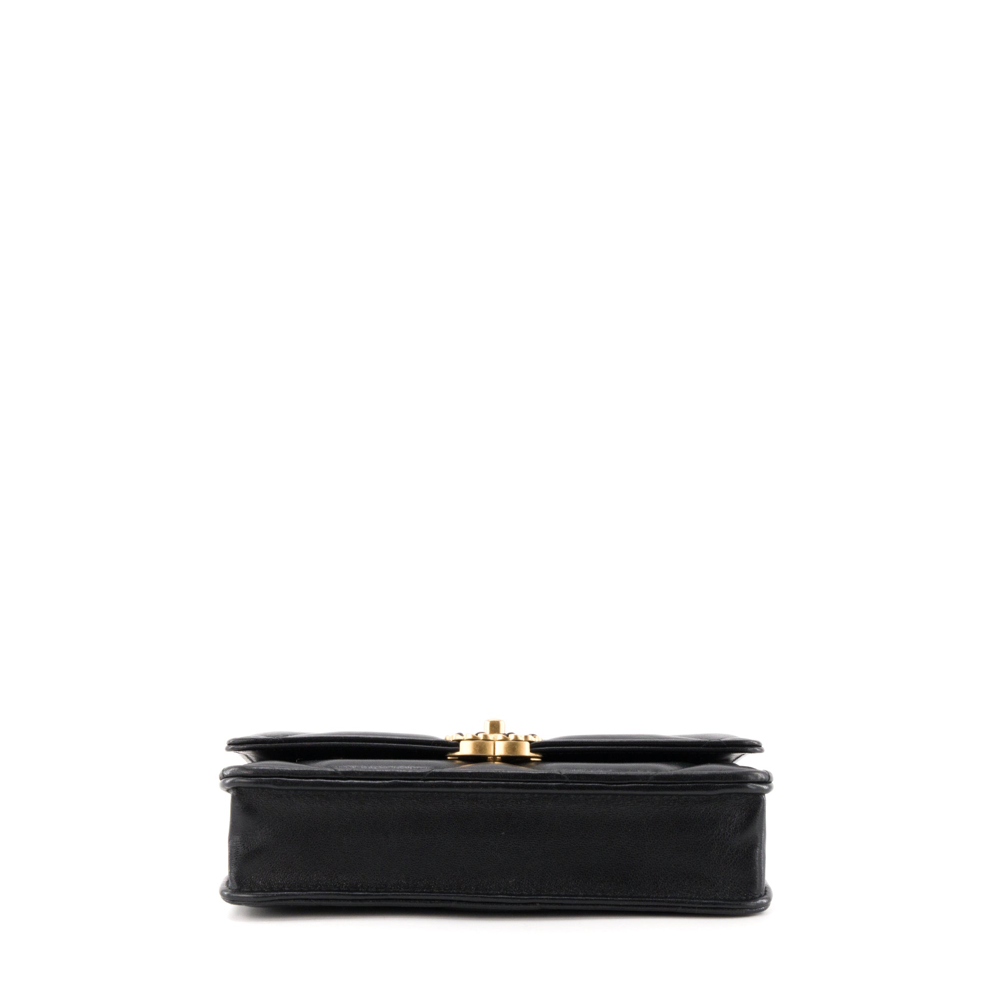CHANEL - Sac à bandoulière Wallet On Chain 19 Chanel en cuir lisse noir