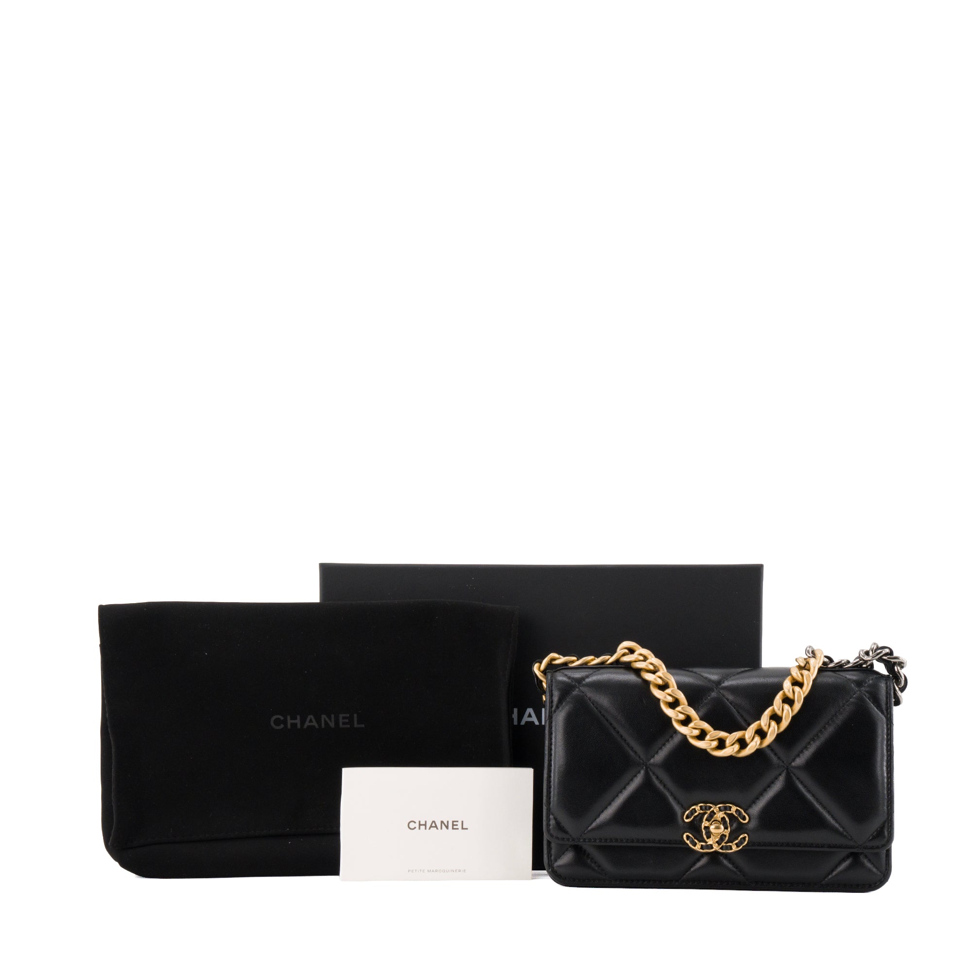 CHANEL - Sac à bandoulière Wallet On Chain 19 Chanel en cuir lisse noir