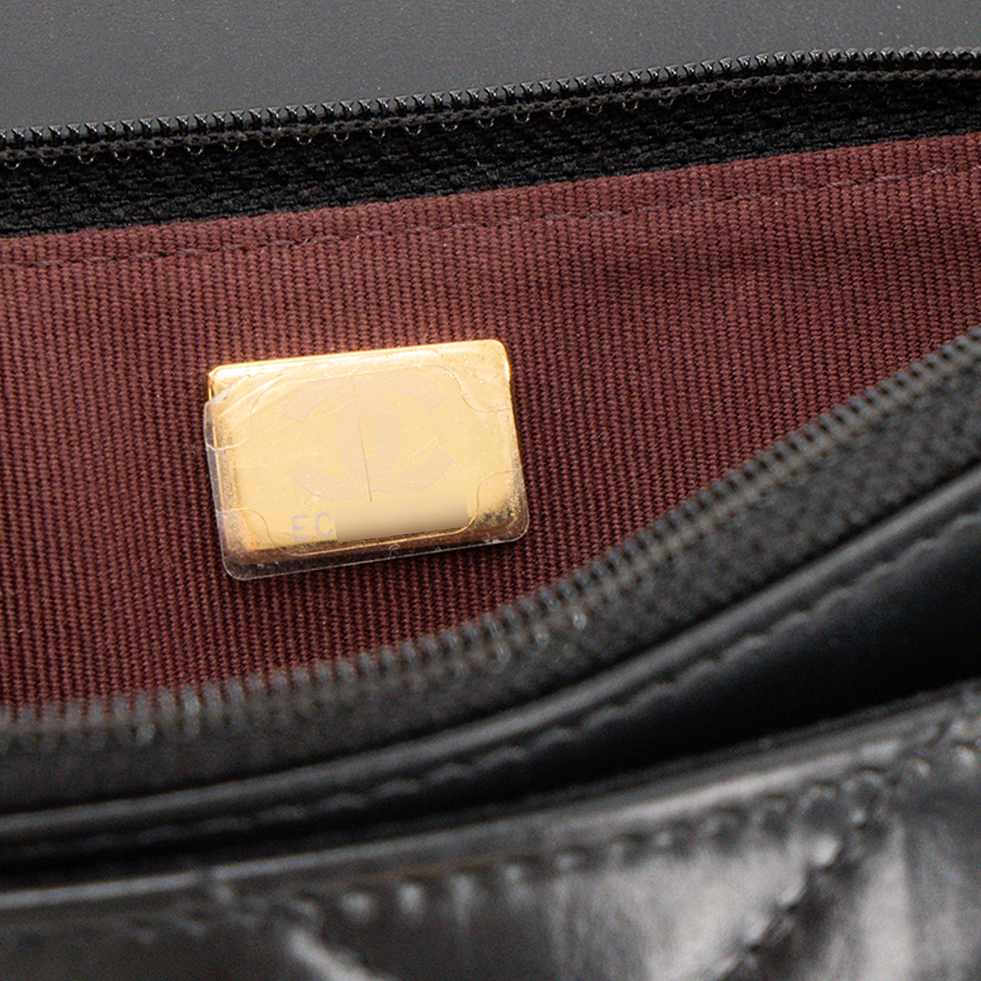 CHANEL - Sac à bandoulière Wallet On Chain 2.55 Chanel en cuir chevron froissé noir