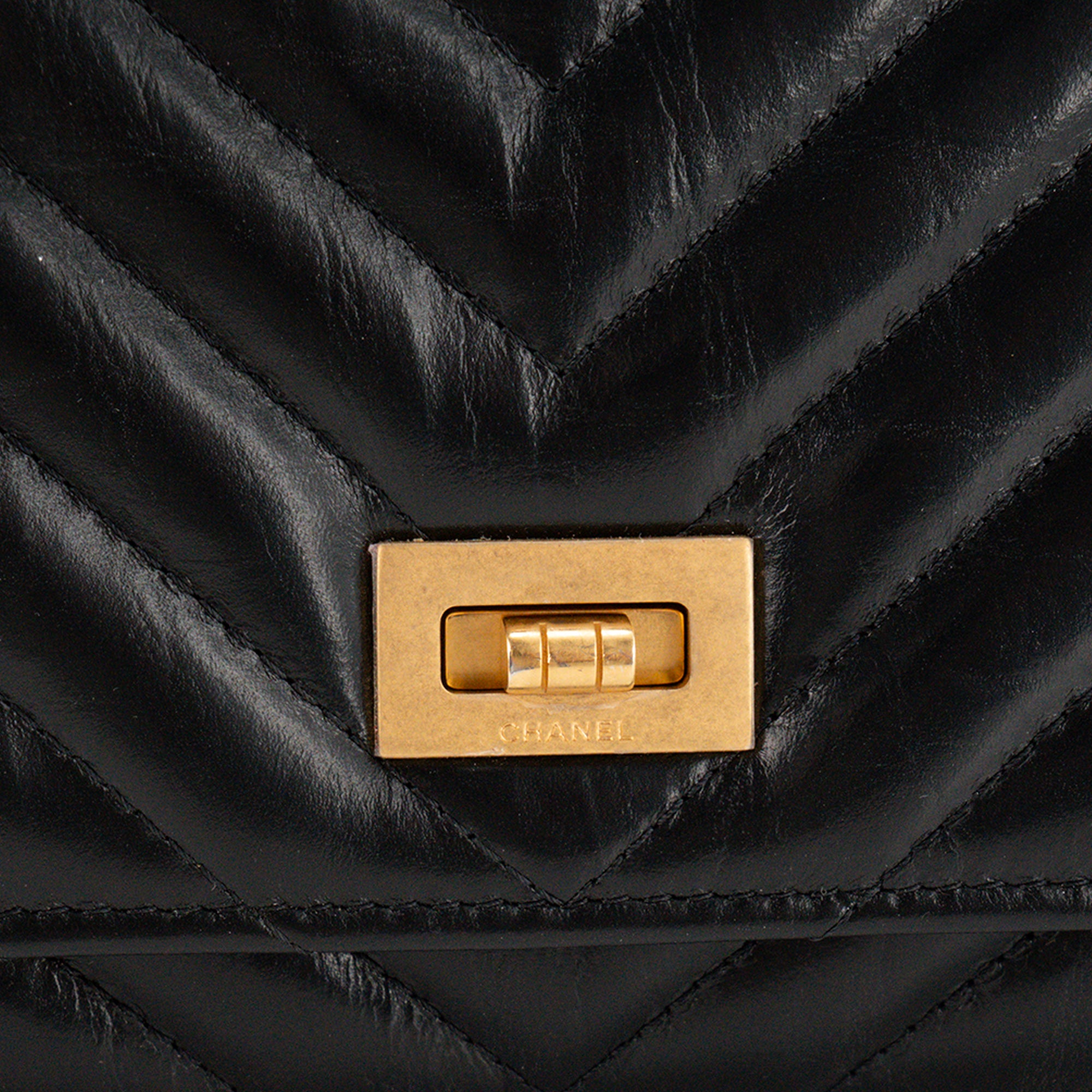 CHANEL - Sac à bandoulière Wallet On Chain 2.55 Chanel en cuir chevron froissé noir