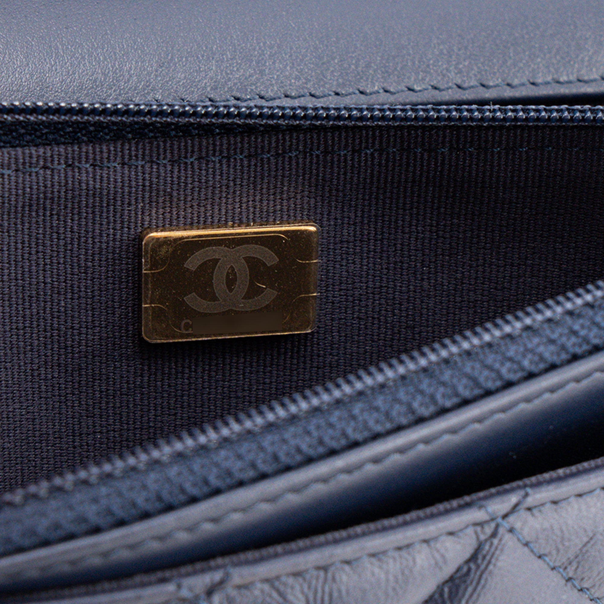 CHANEL - Sac à bandoulière Wallet On Chain 2.55 Chanel en cuir froissé bleu marine