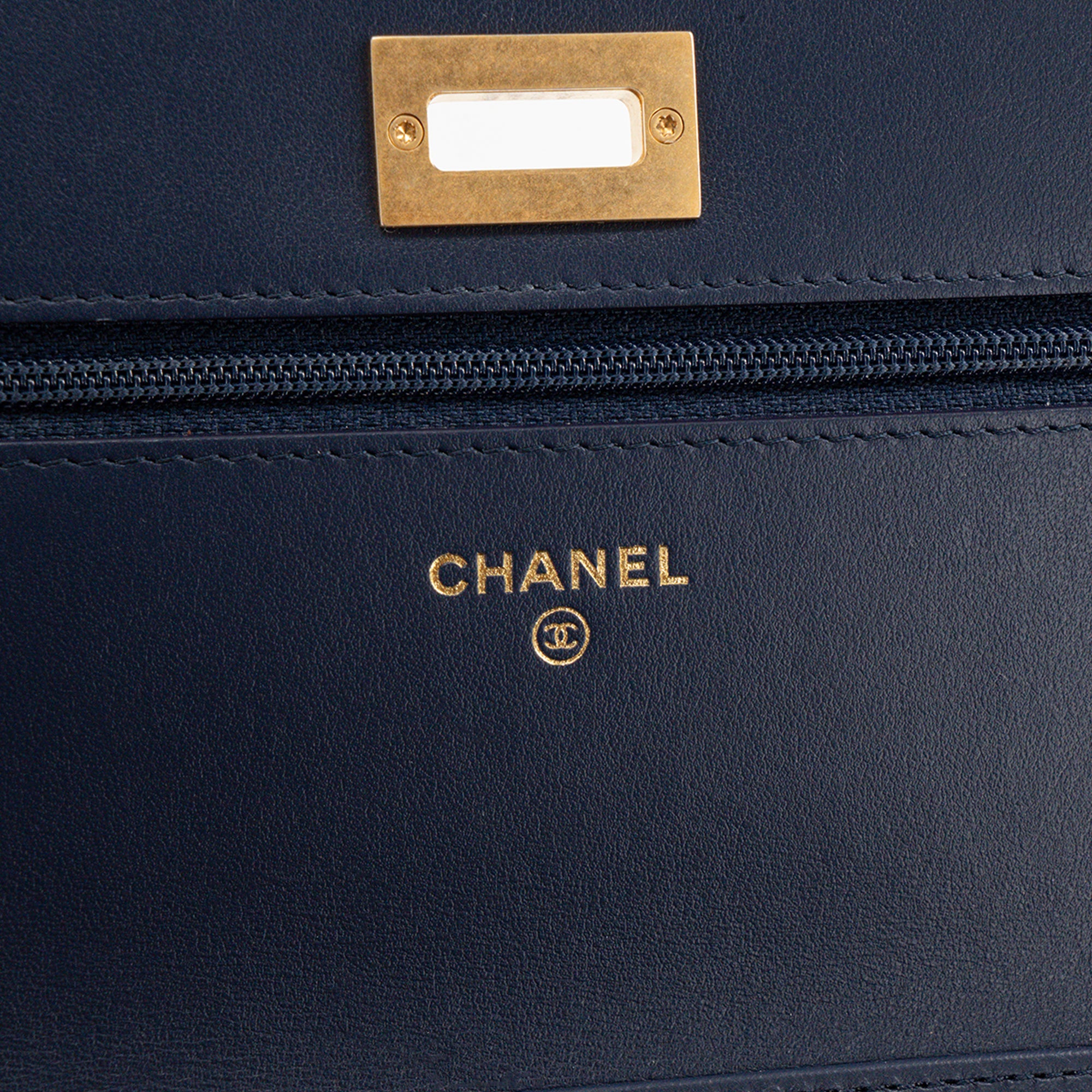 CHANEL - Sac à bandoulière Wallet On Chain 2.55 Chanel en cuir froissé bleu marine