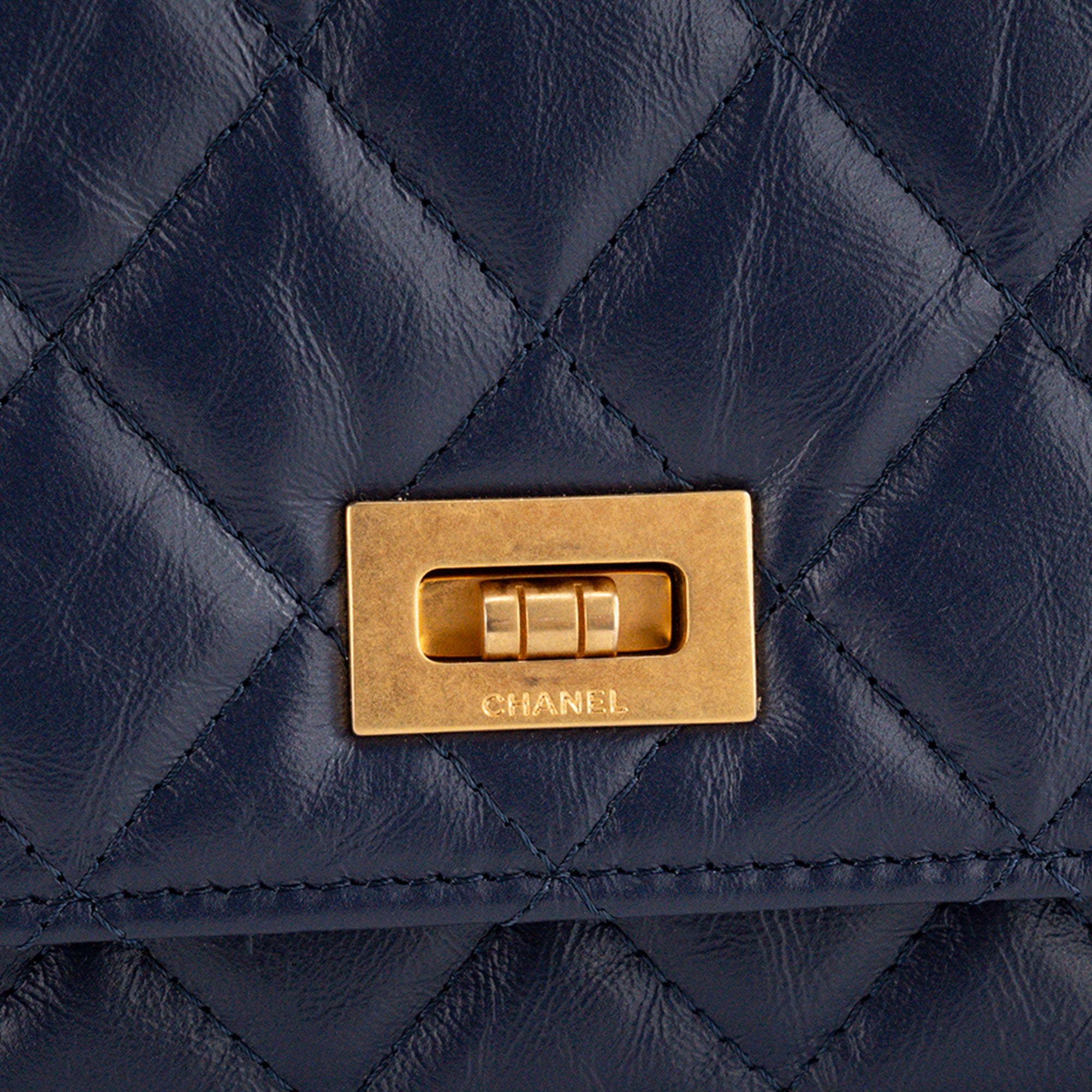 CHANEL - Sac à bandoulière Wallet On Chain 2.55 Chanel en cuir froissé bleu marine