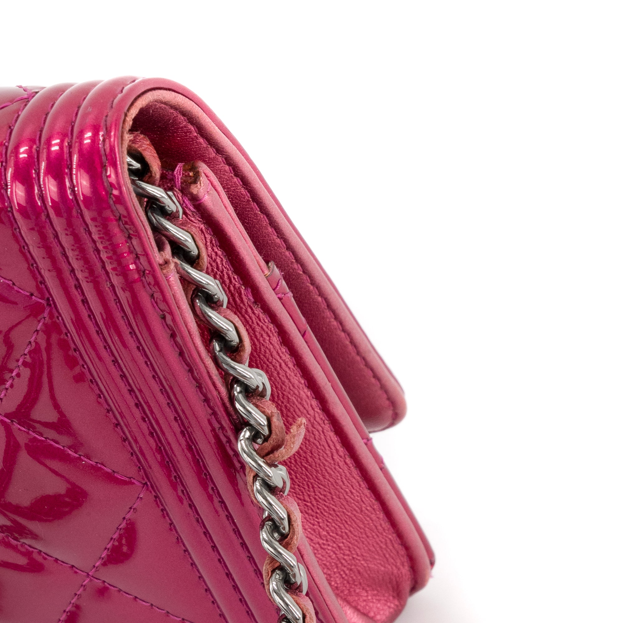 CHANEL - Sac à bandoulière Wallet on Chain Boy Chanel en cuir verni fuchsia