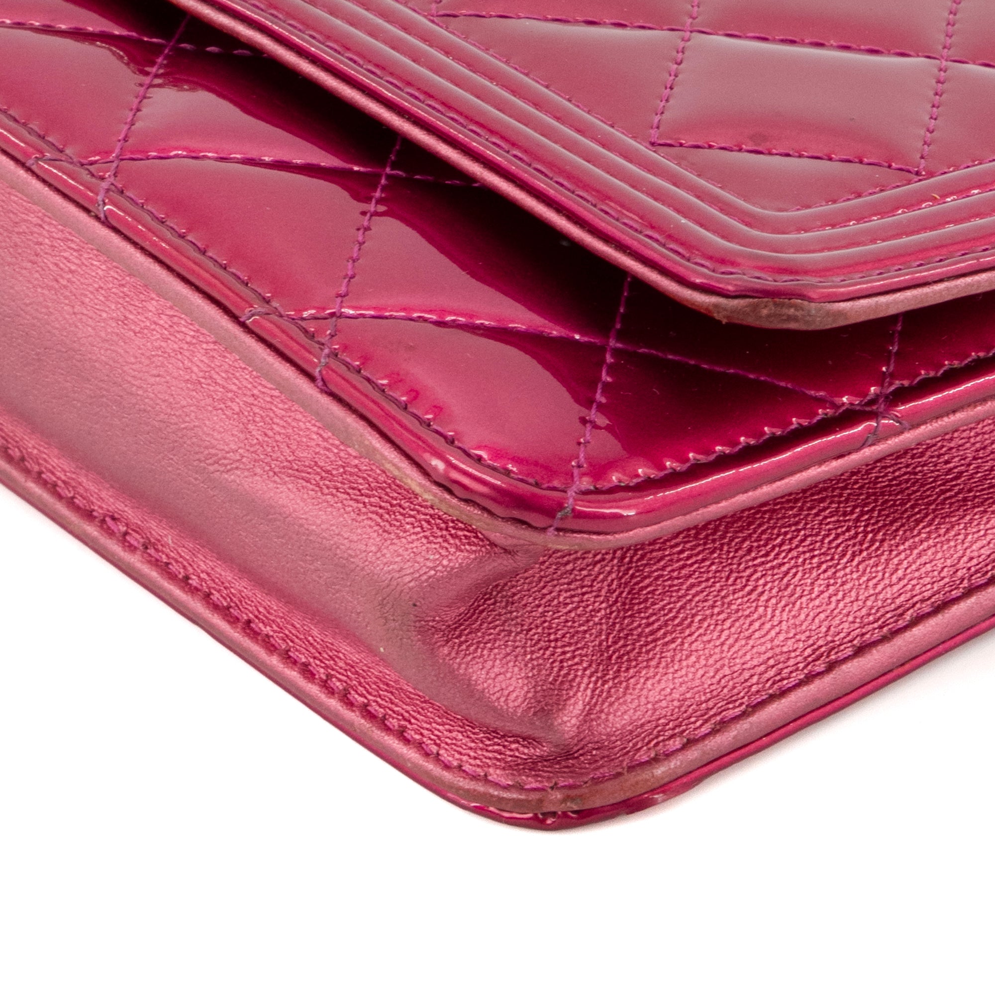 CHANEL - Sac à bandoulière Wallet on Chain Boy Chanel en cuir verni fuchsia