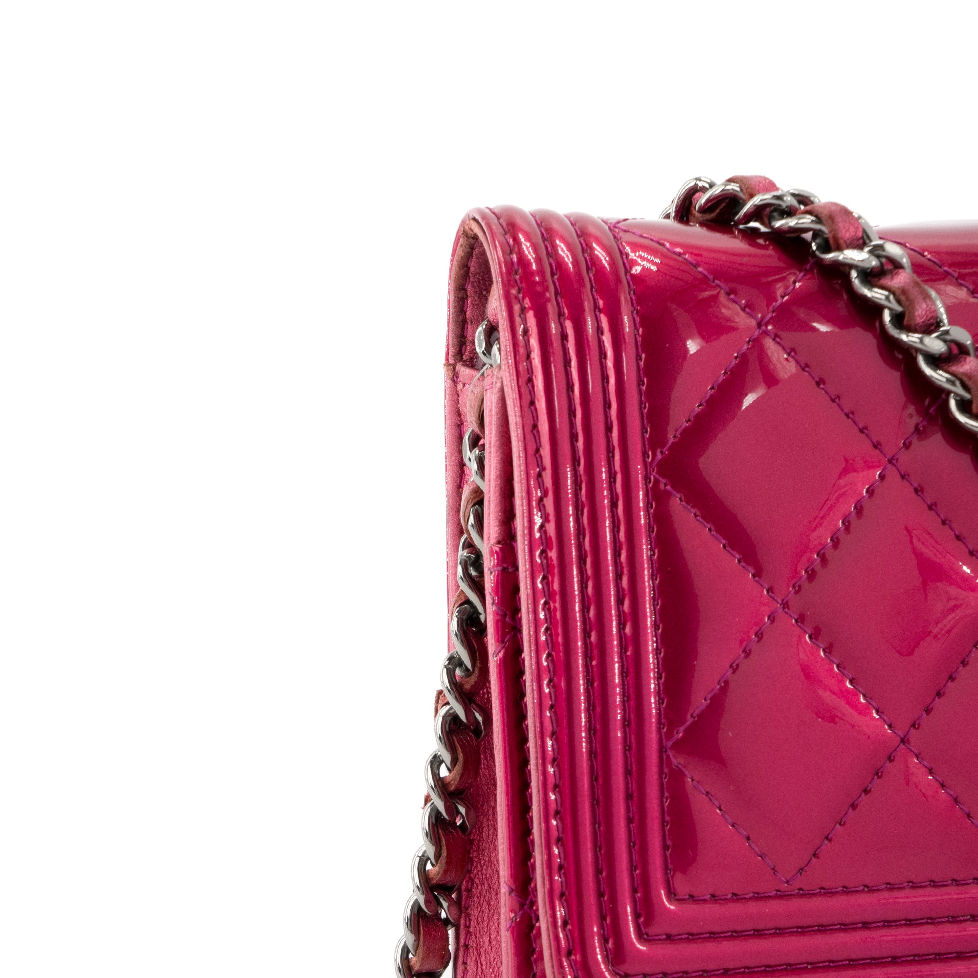 CHANEL - Sac à bandoulière Wallet on Chain Boy Chanel en cuir verni fuchsia