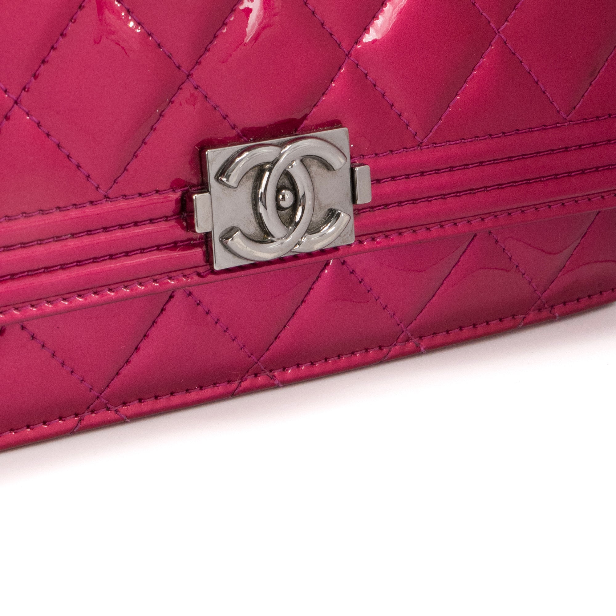 CHANEL - Sac à bandoulière Wallet on Chain Boy Chanel en cuir verni fuchsia