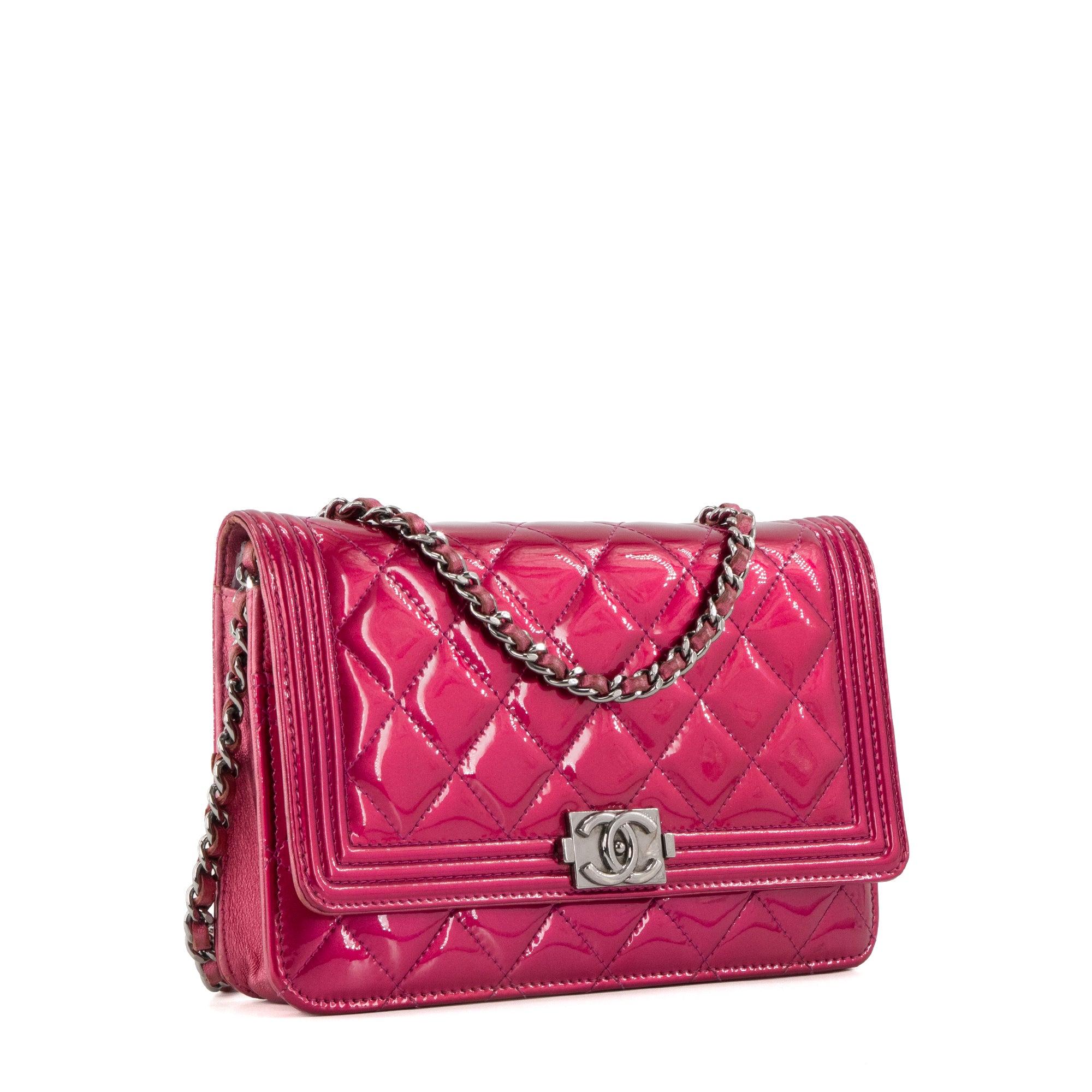 CHANEL - Sac à bandoulière Wallet on Chain Boy Chanel en cuir verni fuchsia