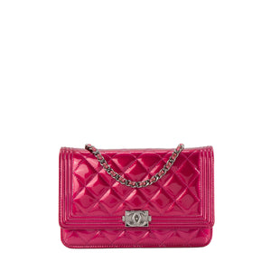 CHANEL - Sac à bandoulière Wallet on Chain Boy Chanel en cuir verni fuchsia