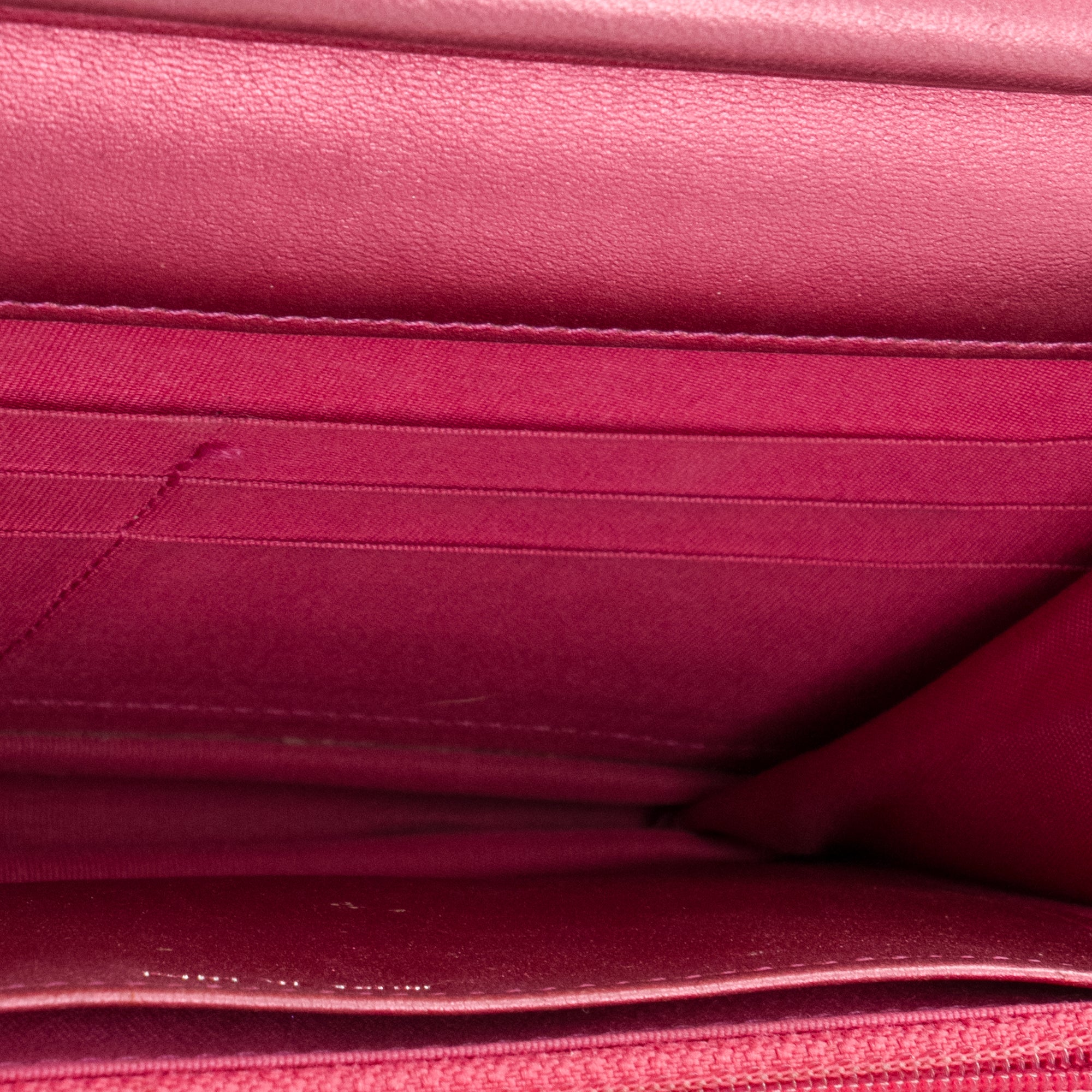 CHANEL - Sac à bandoulière Wallet on Chain Boy Chanel en cuir verni fuchsia