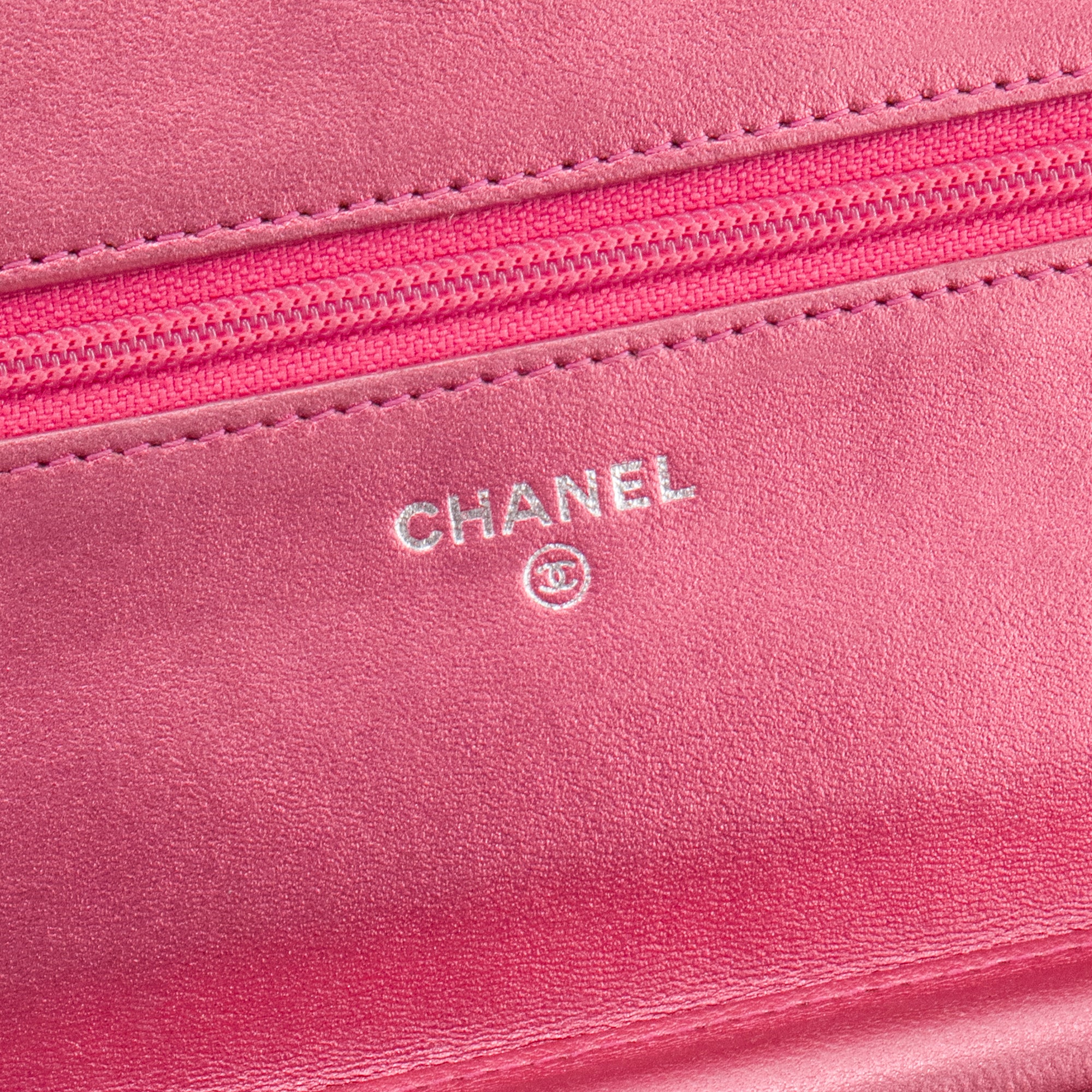 CHANEL - Sac à bandoulière Wallet on Chain Boy Chanel en cuir verni fuchsia