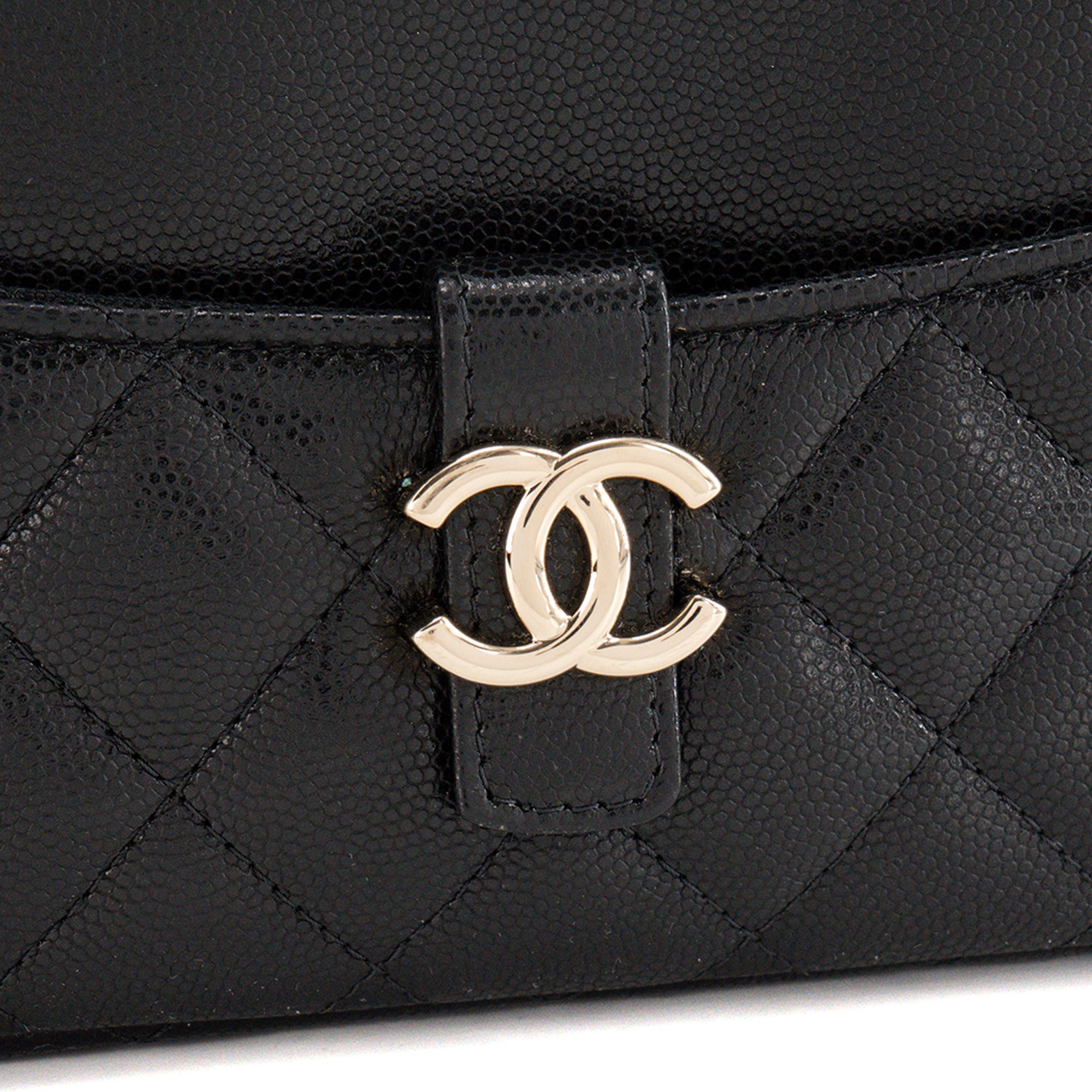 CHANEL - Sac à bandoulière Wallet On Chain Chanel en cuir caviar noir