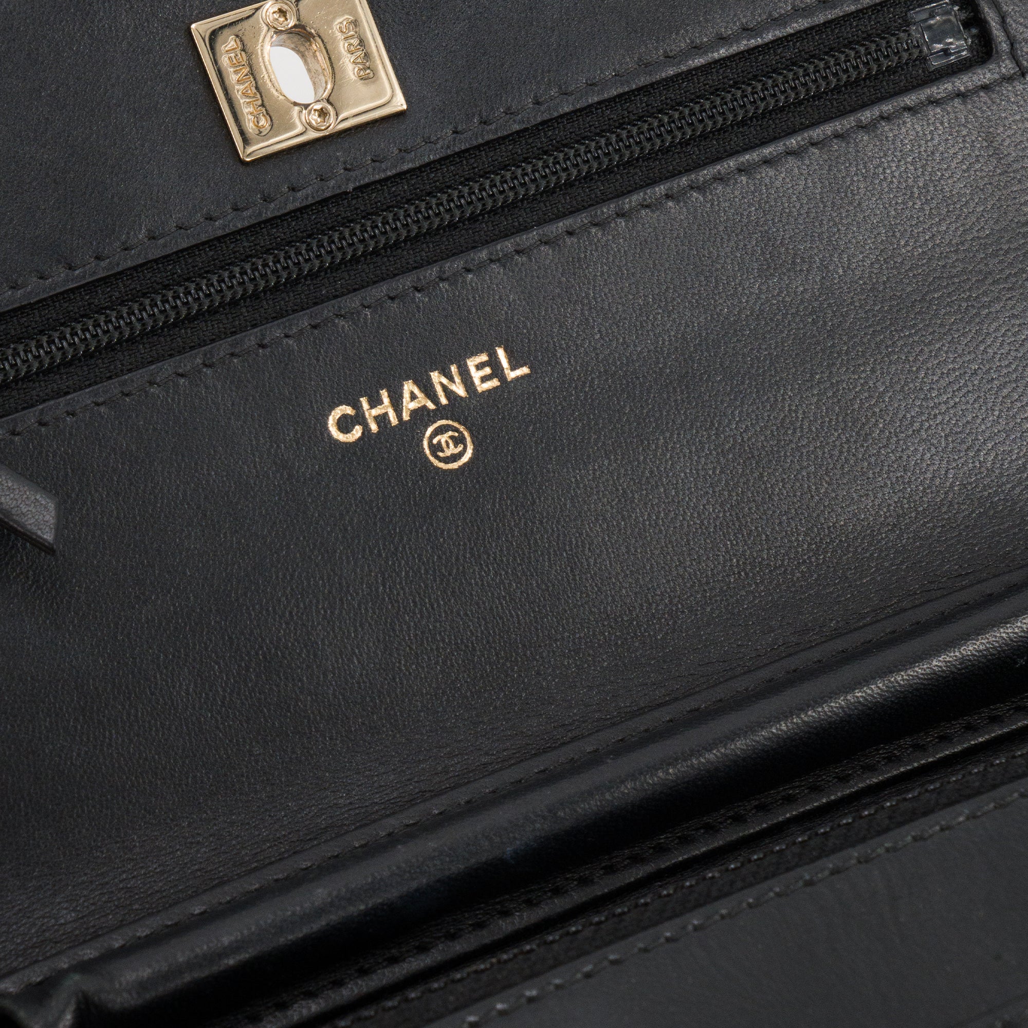 CHANEL - Sac à bandoulière Wallet On Chain Chanel en cuir glacé noir édition limitée