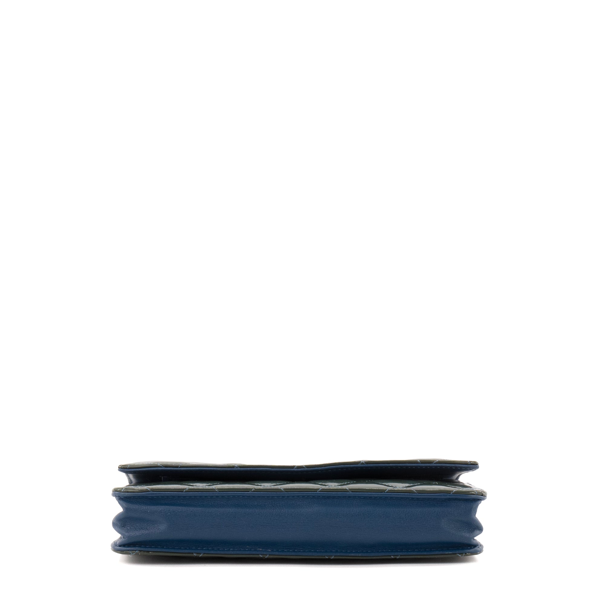 CHANEL - Sac à bandoulière Wallet On Chain Chanel en cuir kaki verni