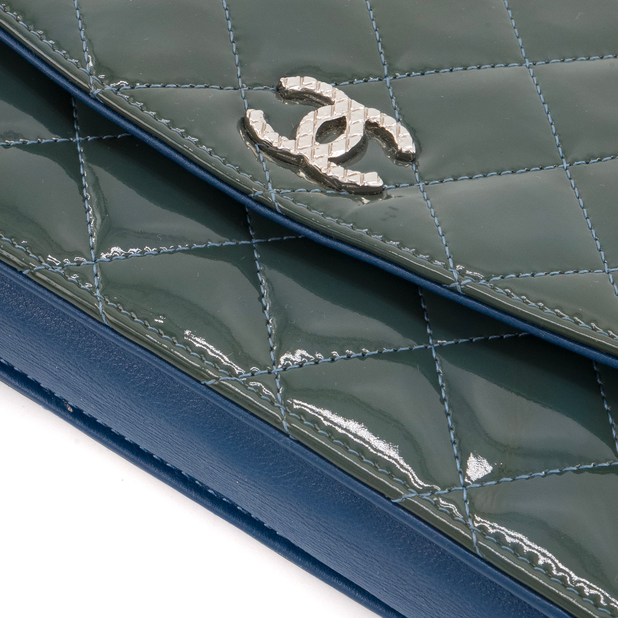 CHANEL - Sac à bandoulière Wallet On Chain Chanel en cuir kaki verni