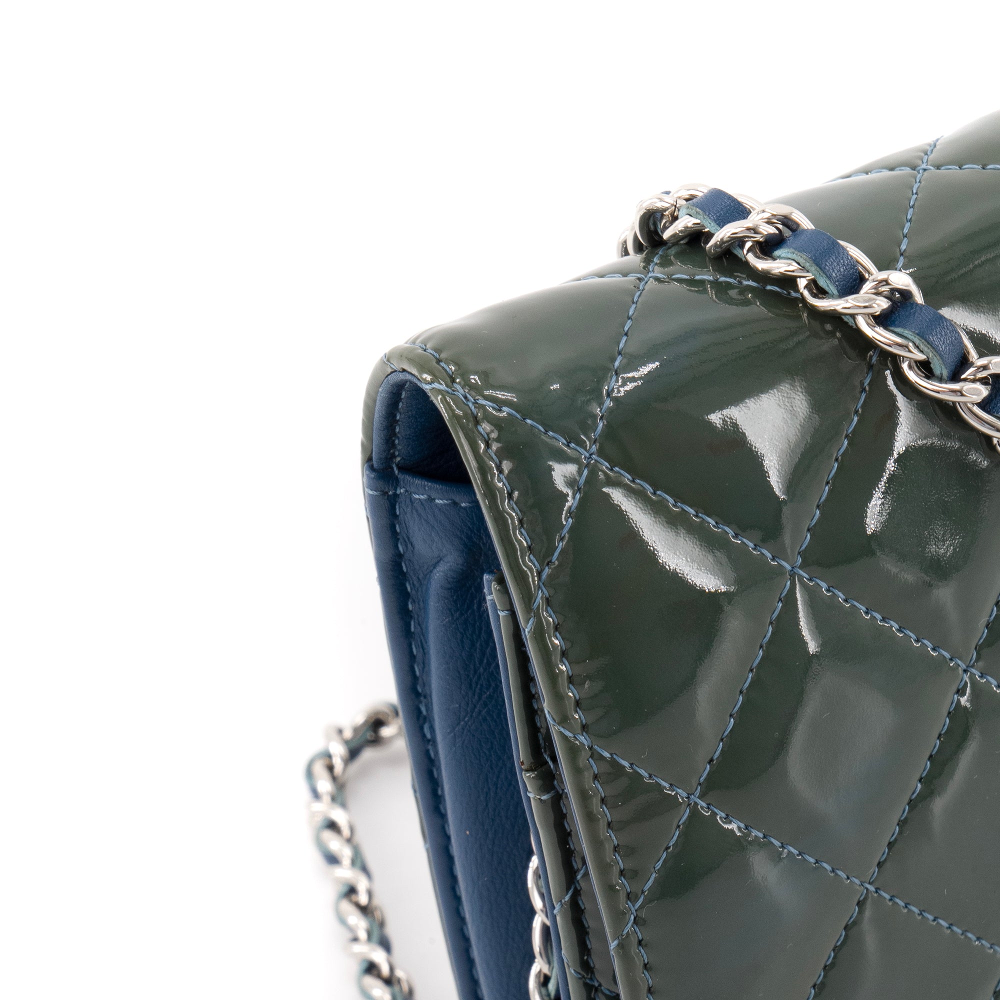 CHANEL - Sac à bandoulière Wallet On Chain Chanel en cuir kaki verni