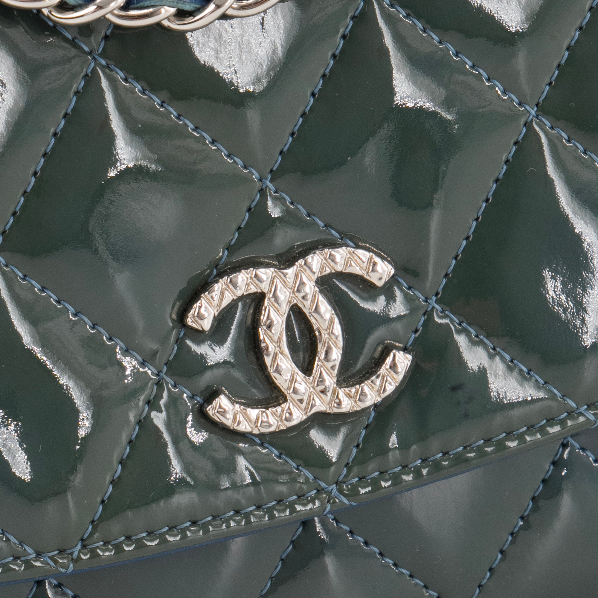 CHANEL - Sac à bandoulière Wallet On Chain Chanel en cuir kaki verni