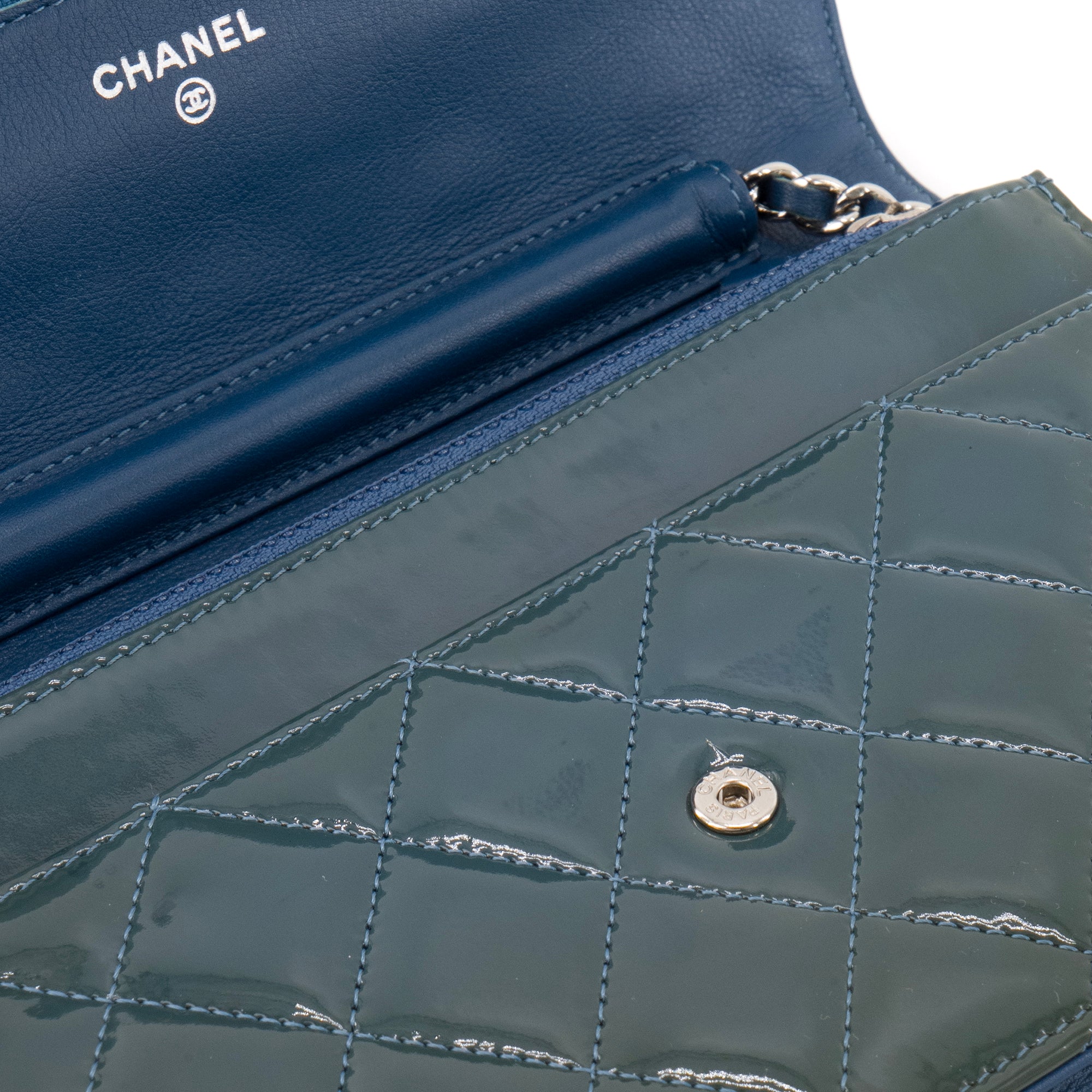 CHANEL - Sac à bandoulière Wallet On Chain Chanel en cuir kaki verni